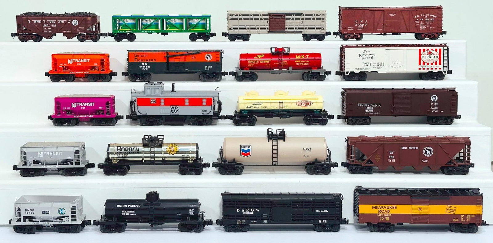 Lionel and MTH Modern O Gauge Twenty (20) Assorted Freight Cars: Lionel and MTH Modern O Gauge Twenty (20) Assorted Freight Cars, in C7 or better. This is a General Condition Lot, meaning we have not graded or examined every item in the Lot so the condition will ty