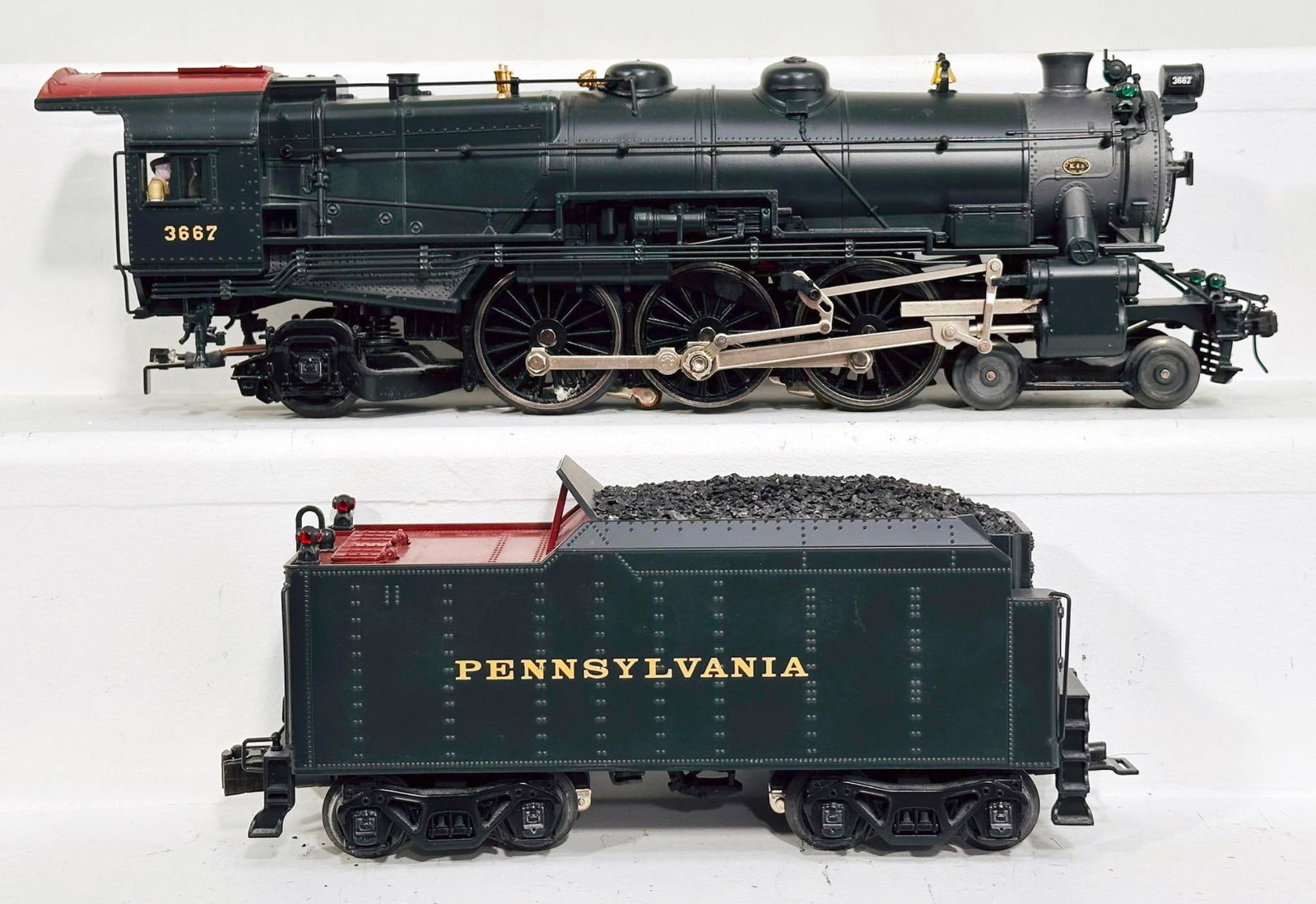 Lionel Modern O Gauge 4 - 6 - 2 Pennsylvania Locomotive and Tender: Lionel Modern O Gauge 4 - 6 - 2 Pennsylvania Locomotive and Tender, in C7.
