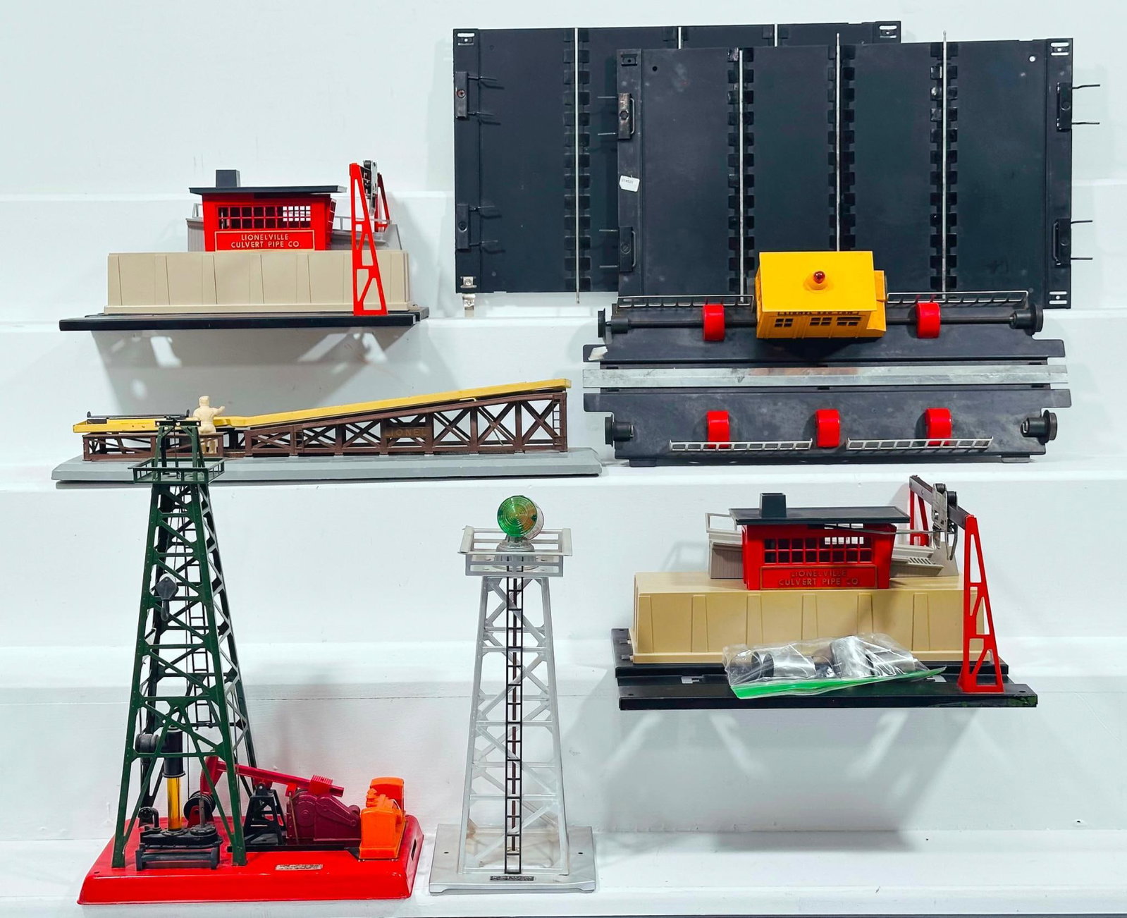 Lionel Postwar O Gauge Assorted Accessories (1 of 5)