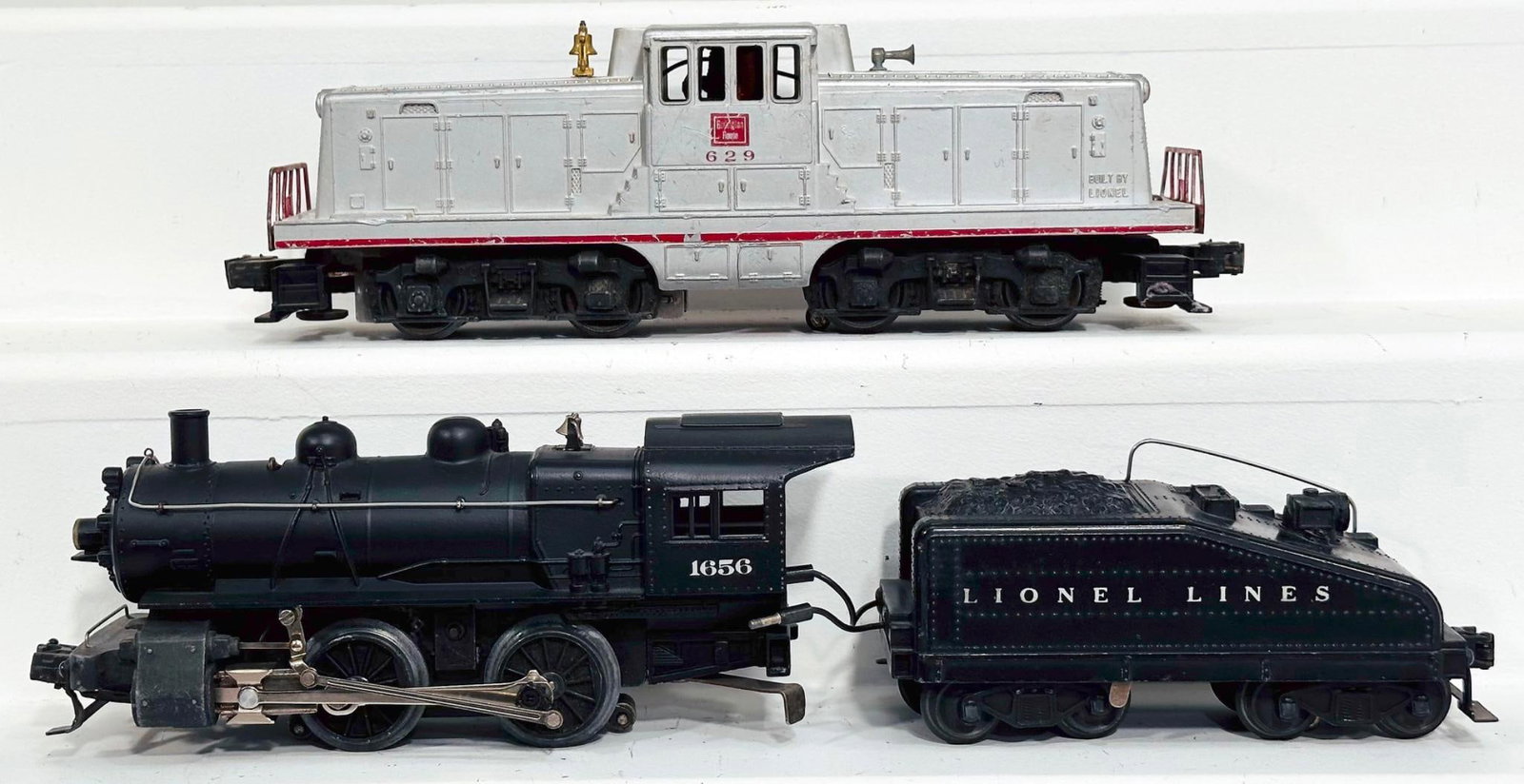 Lionel Postwar O Gauge 629 Burlington Switcher and 1656 Switcher Locomotive and Tender (1 of 6)
