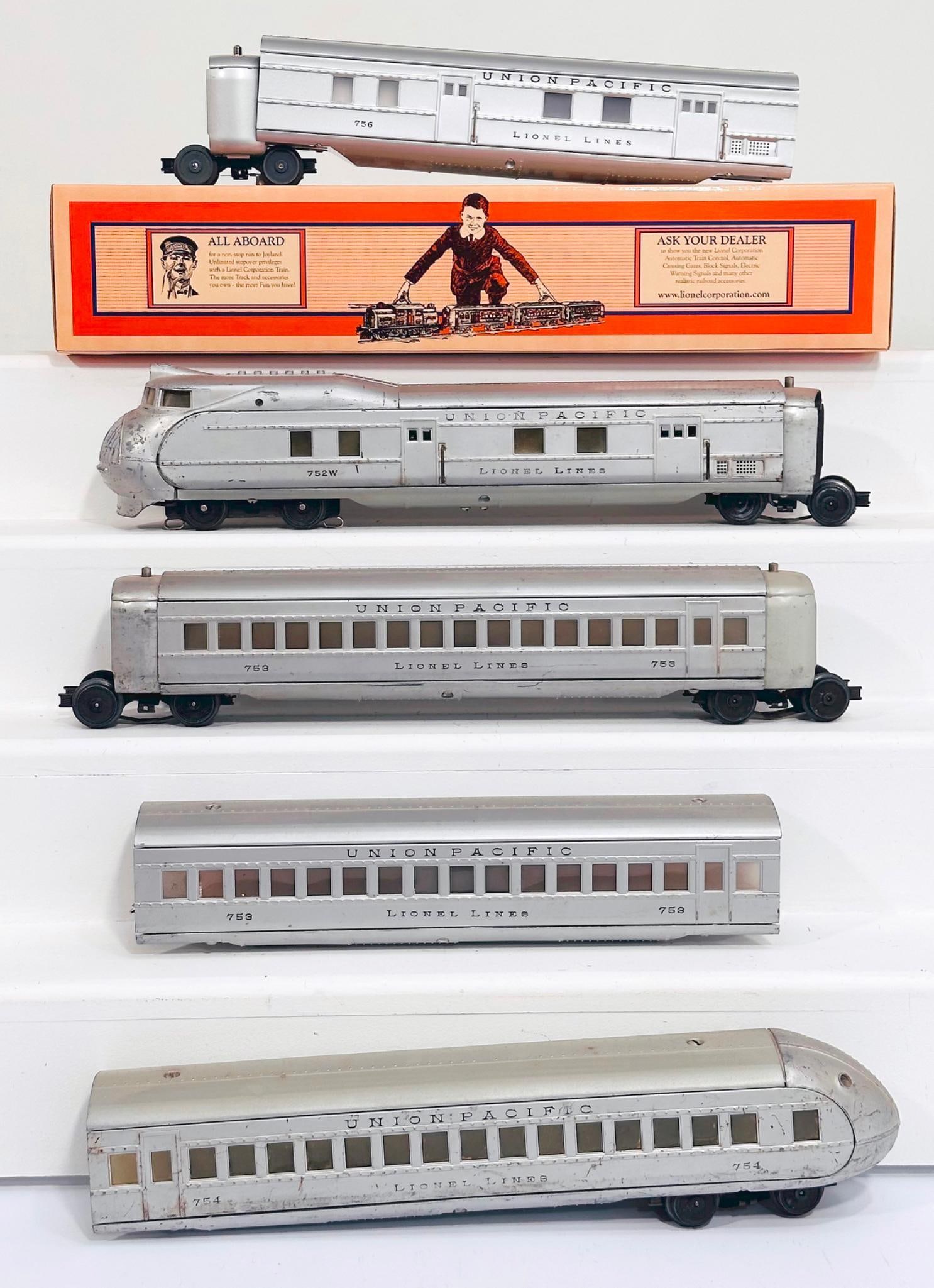 Lionel Prewar O Gauge Silver City of Portland 4 Car Streamliner Set/Lionel Modern O Gauge UP Baggage (1 of 8)