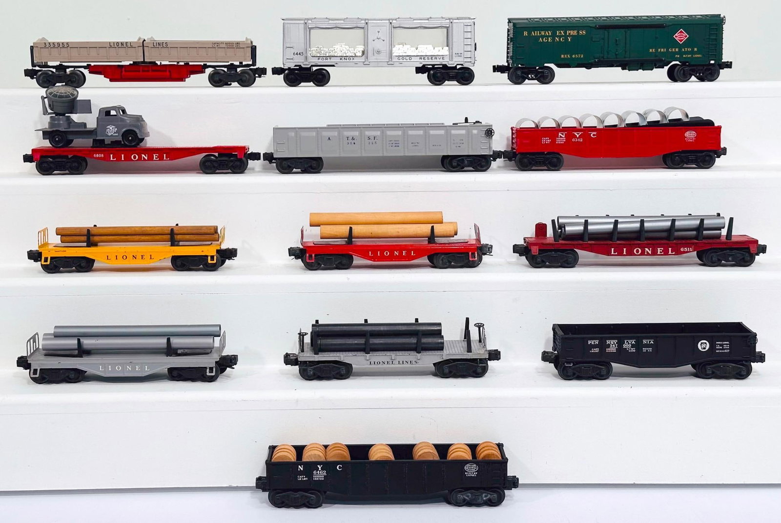 Lionel Postwar O Gauge Thirteen (13) Assorted Freight Cars (1 of 3)