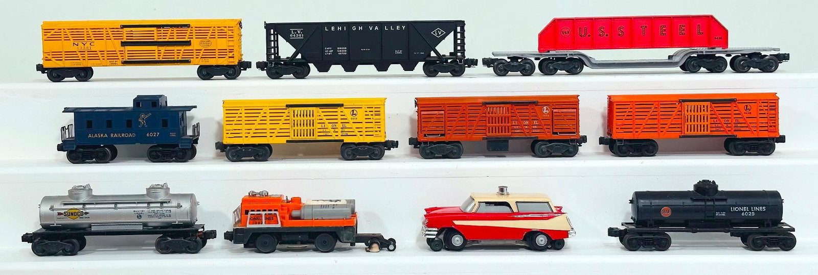 Lionel Postwar O Gauge Nine (9) Assorted Freight Cars and Executive Rail Car/Track (1 of 6)