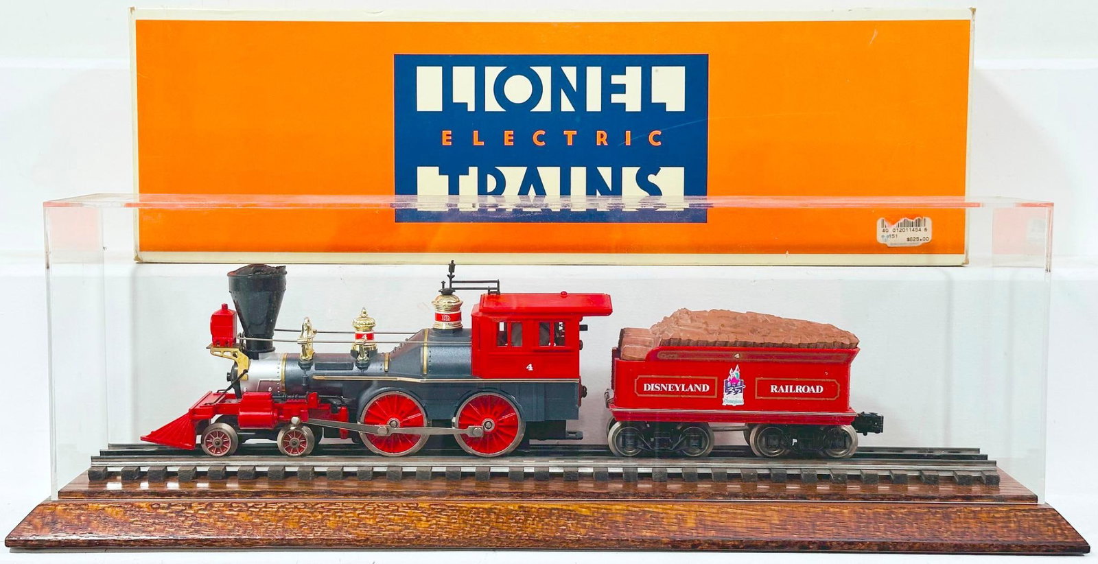Lionel Modern O Gauge Disneyland 35th Anniversary 4-4-0 American Engine and Tender with Display Case: Lionel Modern O Gauge Disneyland 35th Anniversary 4 - 4 - 0 American Engine and Tender with Display Case, in C8 and with its original box.