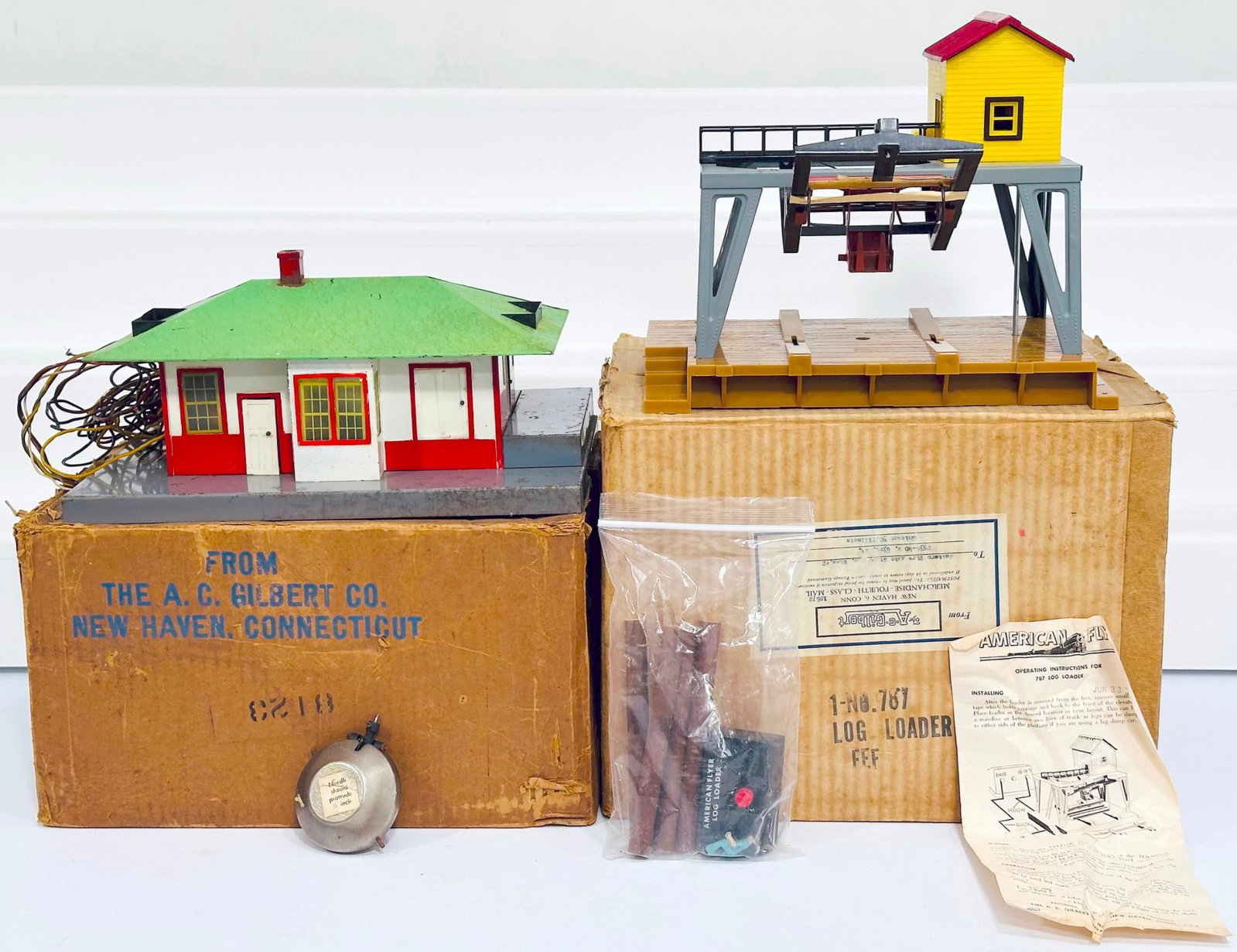 American Flyer Postwar S Gauge 787 Log Loader Boxed and 755 Talking Station Boxed (1 of 8)