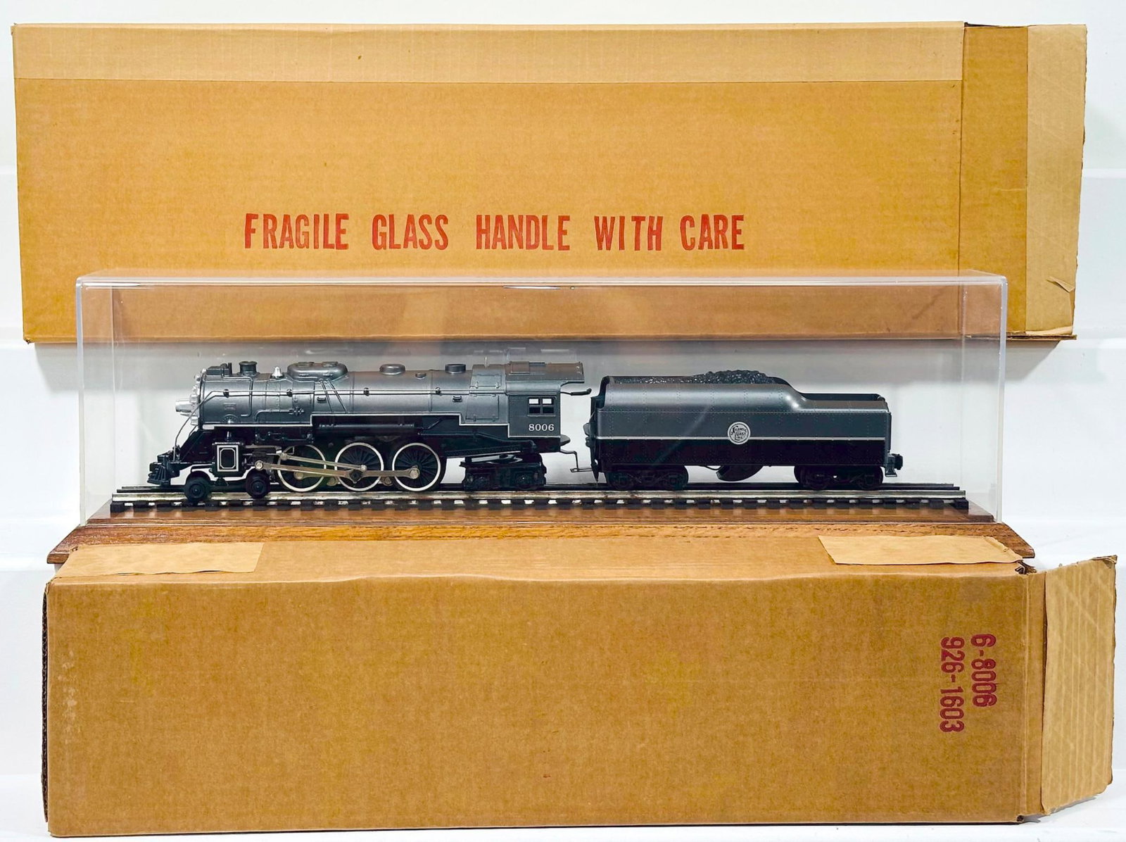 Lionel Modern O Gauge Atlantic CoastLine 4 - 6 - 4 Black and Gray Locomotive and Tender Boxed with: Lionel Modern O Gauge Atlantic CoastLine 4 - 6 - 4 Black and Gray Locomotive and Tender Boxed with Plexiglas Showcase, in C9 and with its original styrofoam packaging and box. This Lot also includes