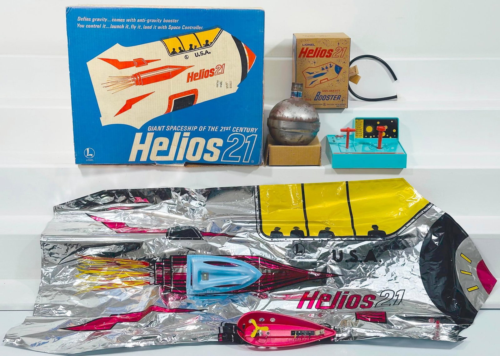 Lionel Postwar Helios 21 Giant Spaceship of the 21st Century Boxed: Lionel Postwar Helios 21 Giant Spaceship of the 21st Century Boxed, in C8 or better and with its original box.
