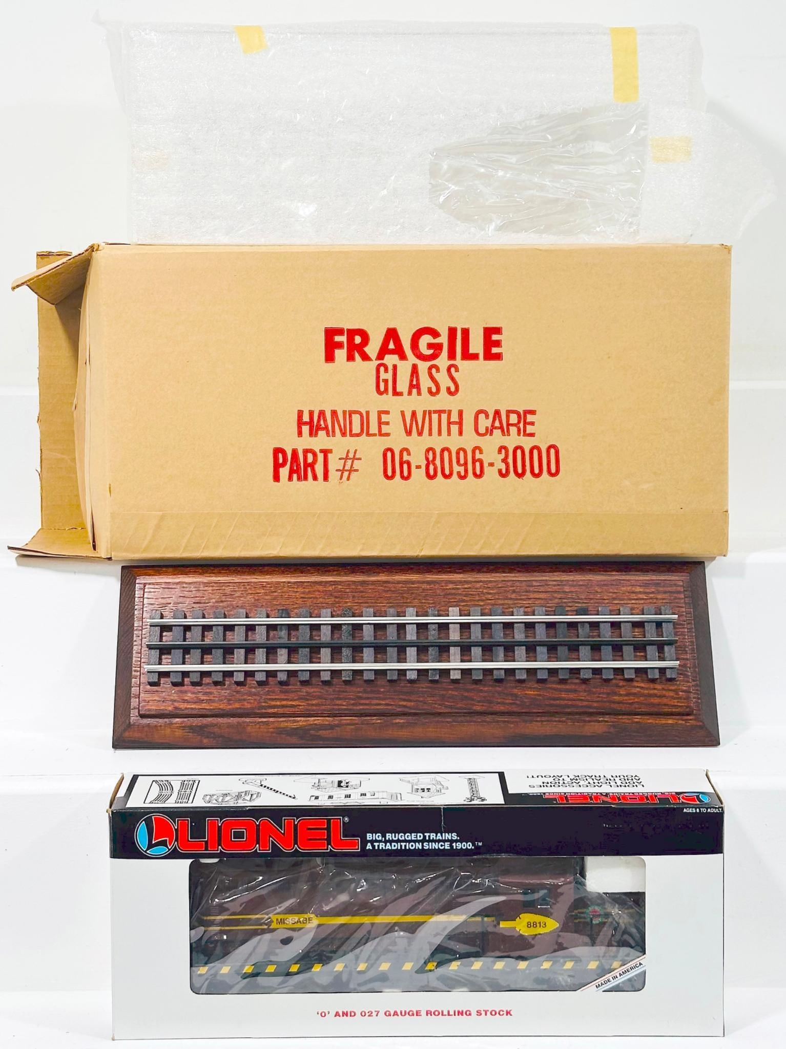 Lionel Modern O Gauge Duluth Missabe & Iron Range SD - 18 Diesel Switcher Boxed with Plexiglass: Lionel Modern O Gauge Duluth Missabe & Iron Range SD - 18 Diesel Switcher Boxed with Plexiglass Showcase, in C9 and with its original box. This Lot also includes a plexiglass showcase with a