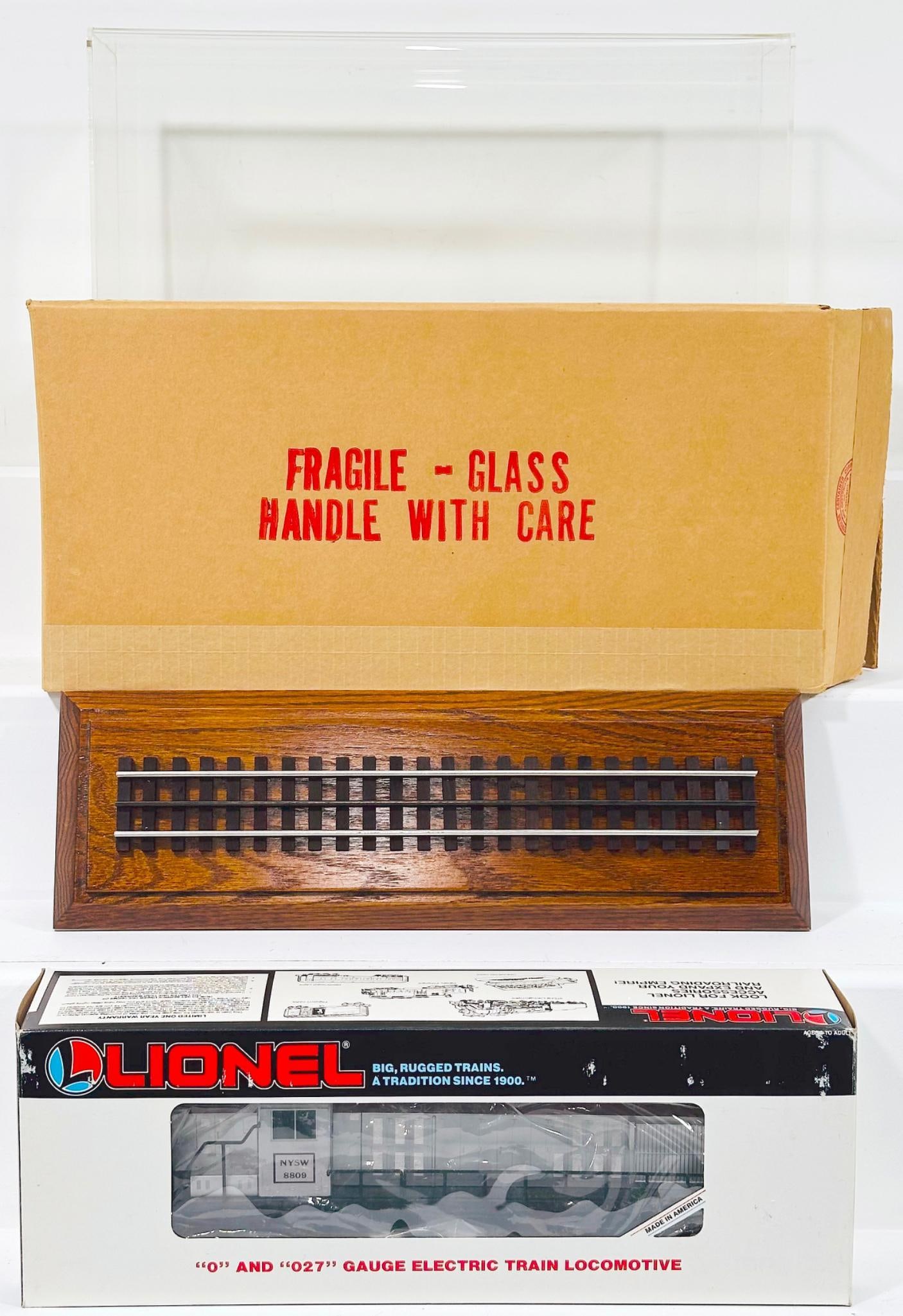 Lionel Modern O Gauge Susquehanna RS - 3 Diesel Switcher Boxed with Plexiglass Showcase (1 of 5)