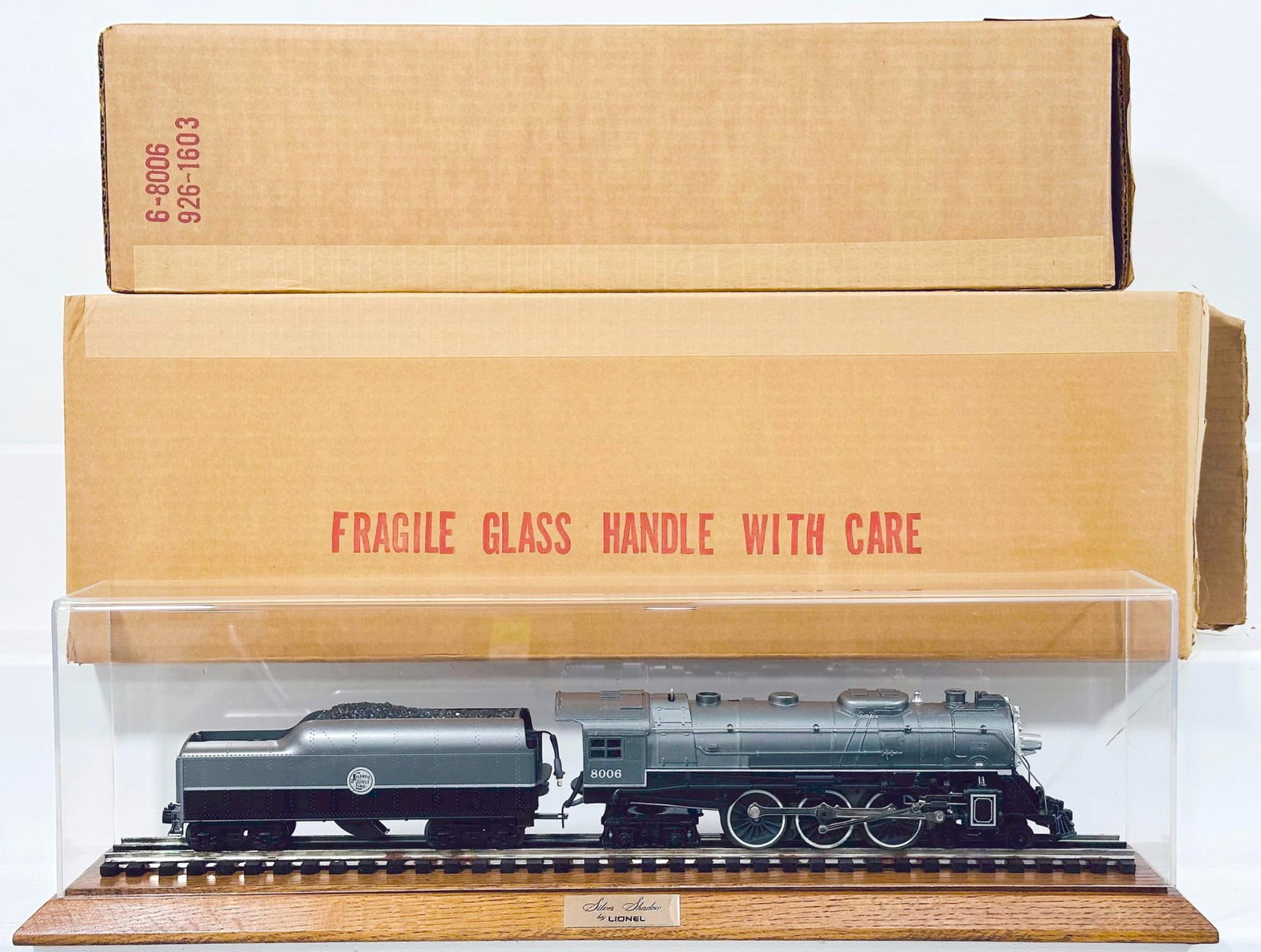 Lionel Modern O Gauge Atlantic CoastLine 4 - 6 - 4 Black and Gray Locomotive and Tender Boxed with: Lionel Modern O Gauge Atlantic CoastLine 4 - 6 - 4 Black and Gray Locomotive and Tender Boxed with Plexiglass Showcase, in C9 and with its original box and styrofoam packing. This Lot also comes with 
