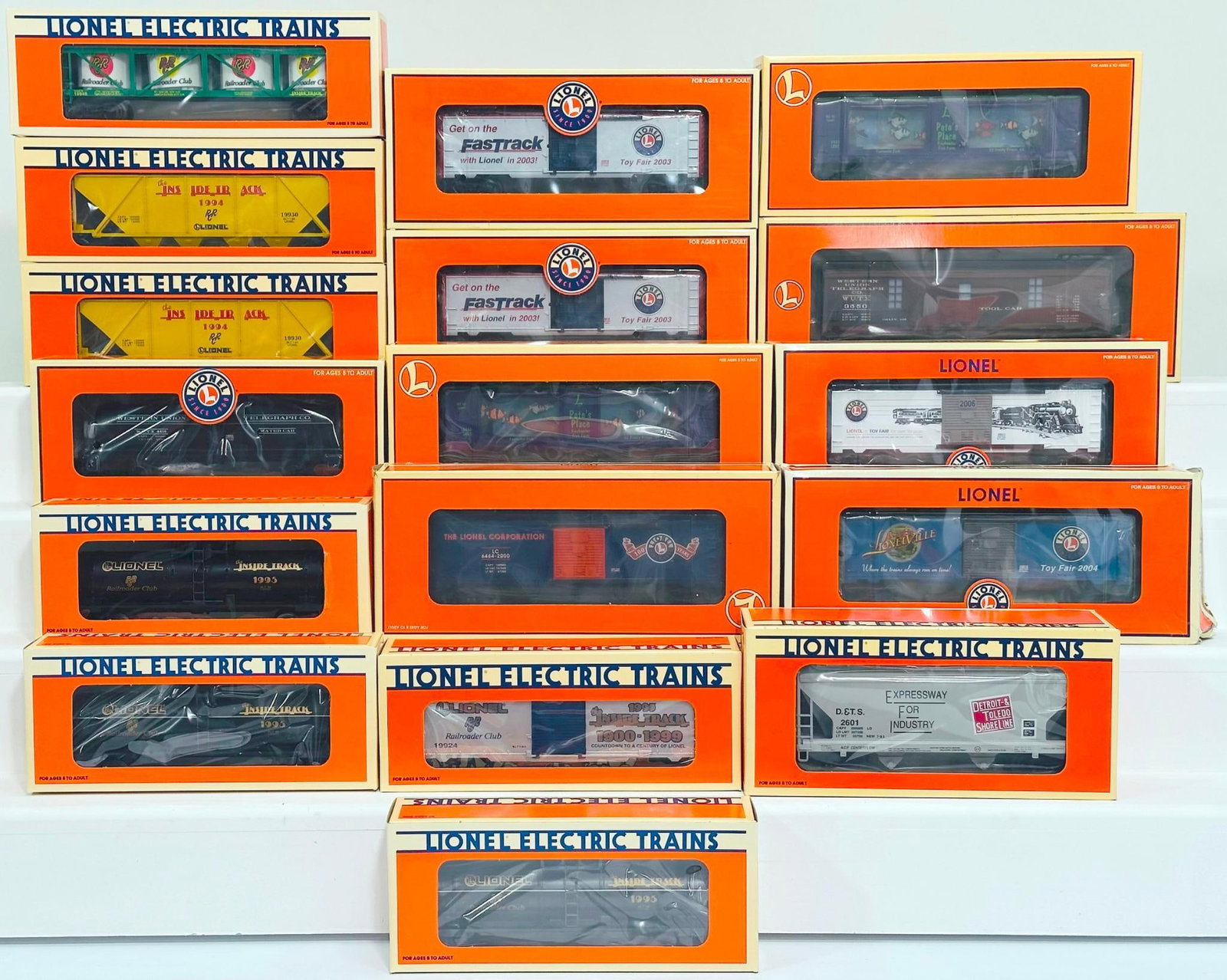 Lionel Modern O Gauge Seventeen (17) Assorted Freight Cars Boxed (1 of 8)