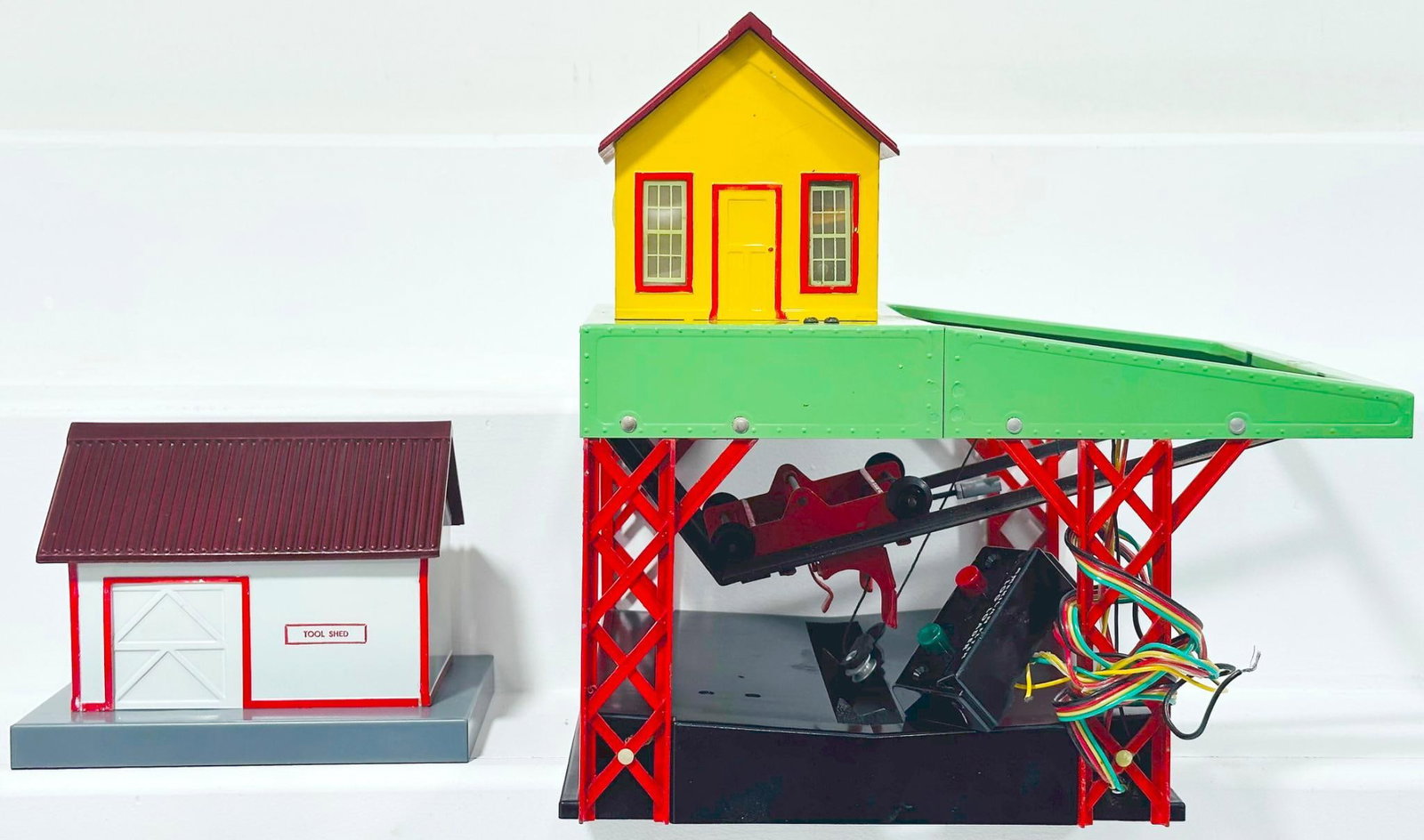 American Flyer Postwar S Gauge 585 Tool Shed and 751 Log Loader (1 of 5)