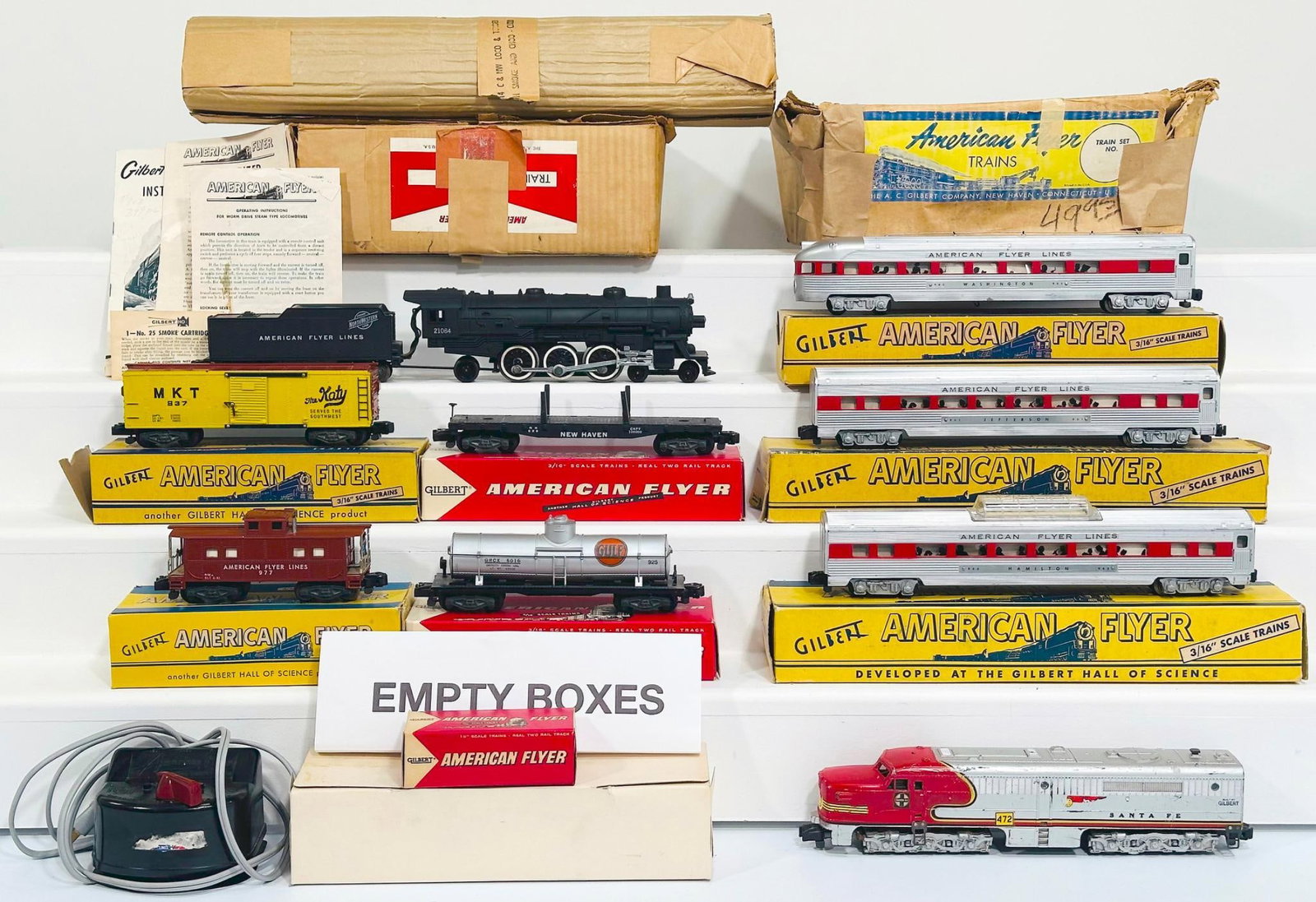 American Flyer Postwar S Gauge 472 Santa Fe A Unpowered Diesel Unit and Three (1 of 14)