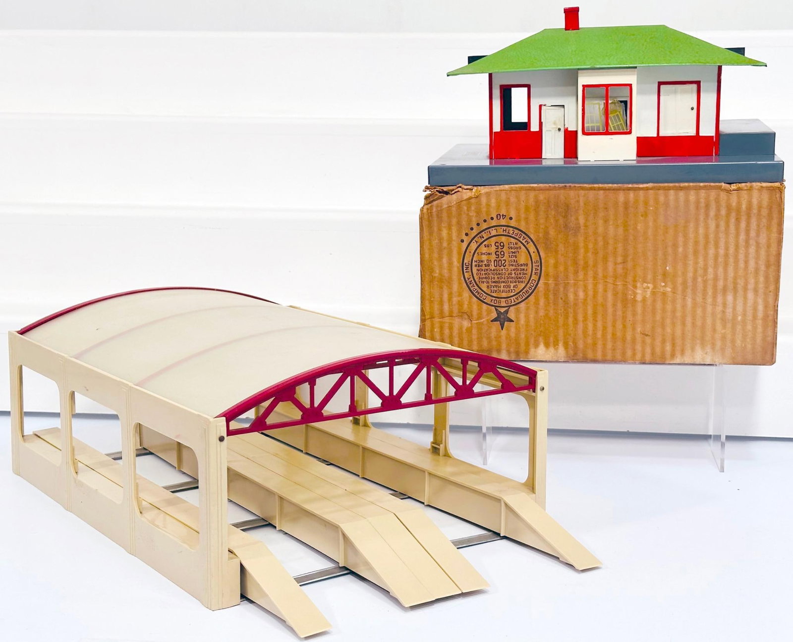 American Flyer Postwar S Gauge 597 Passenger Freight Station and 792 Railroad Terminal Boxed: American Flyer Postwar S Gauge 597 Passenger Freight Station and 792 Railroad Terminal Boxed, each in C8 minus or better and each with its original box.