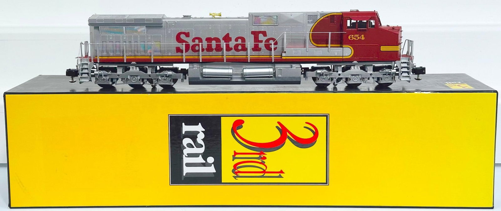 Sunset Models Modern O Gauge Santa Fe GE C44 - 9W Diesel Switcher Boxed: Sunset Models Modern O Gauge Santa Fe GE C44 - 9W Diesel Switcher Boxed, in C7 plus or better and with its original box.