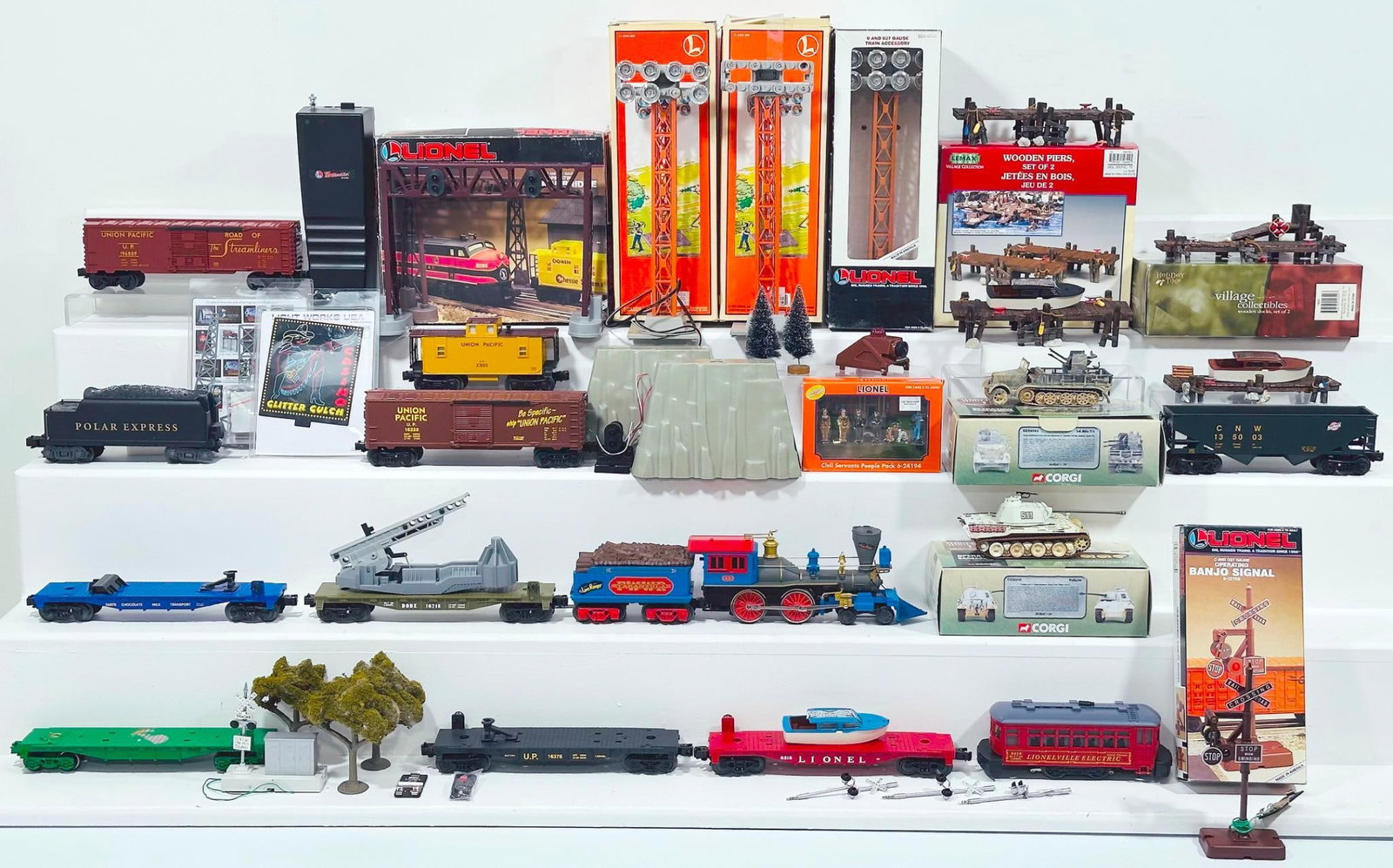 Lionel Modern O Gauge Assorted Accessories and Freight Cars (1 of 6)
