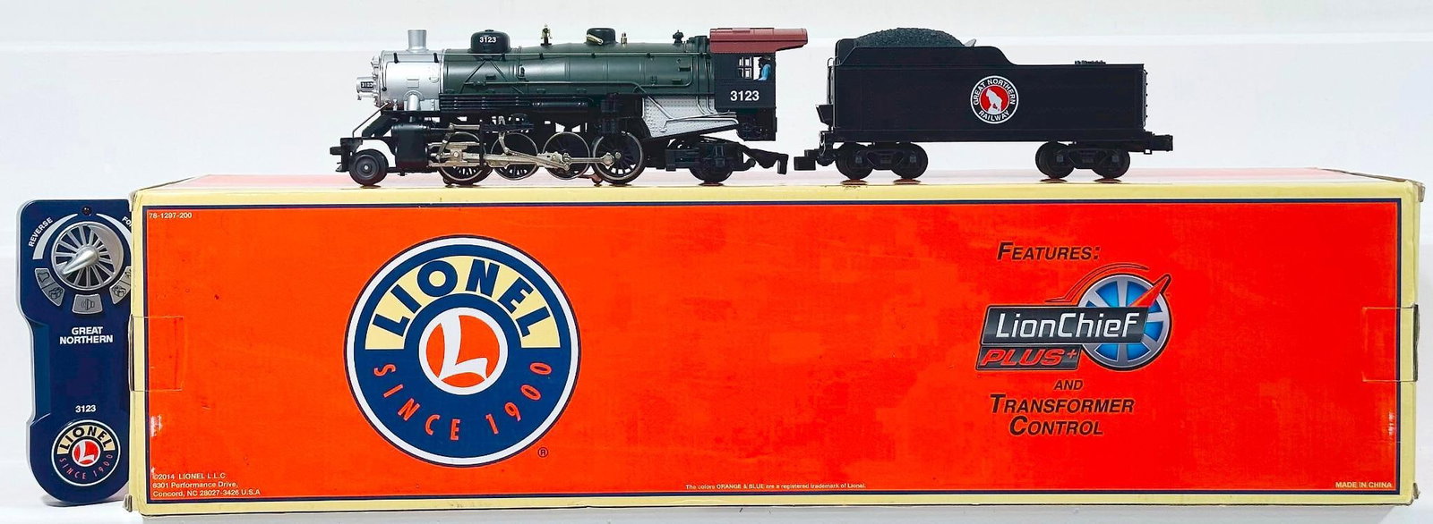 Lionel Modern O Gauge Great Northern 2 - 8 - 2 Mikado Locomotive and Tender LionChief Plus and (1 of 9)