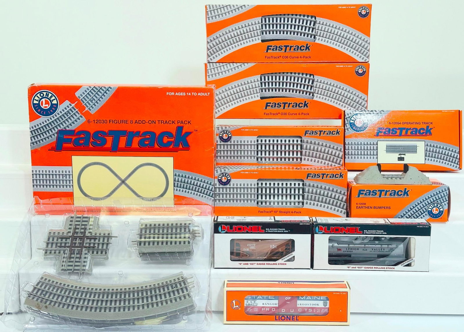 Lionel Modern O Gauge Fastrack/Lionel Modern O Gauge B&LE Ore Car/Lehigh Valley 2 Dome Tank Car (1 of 7)