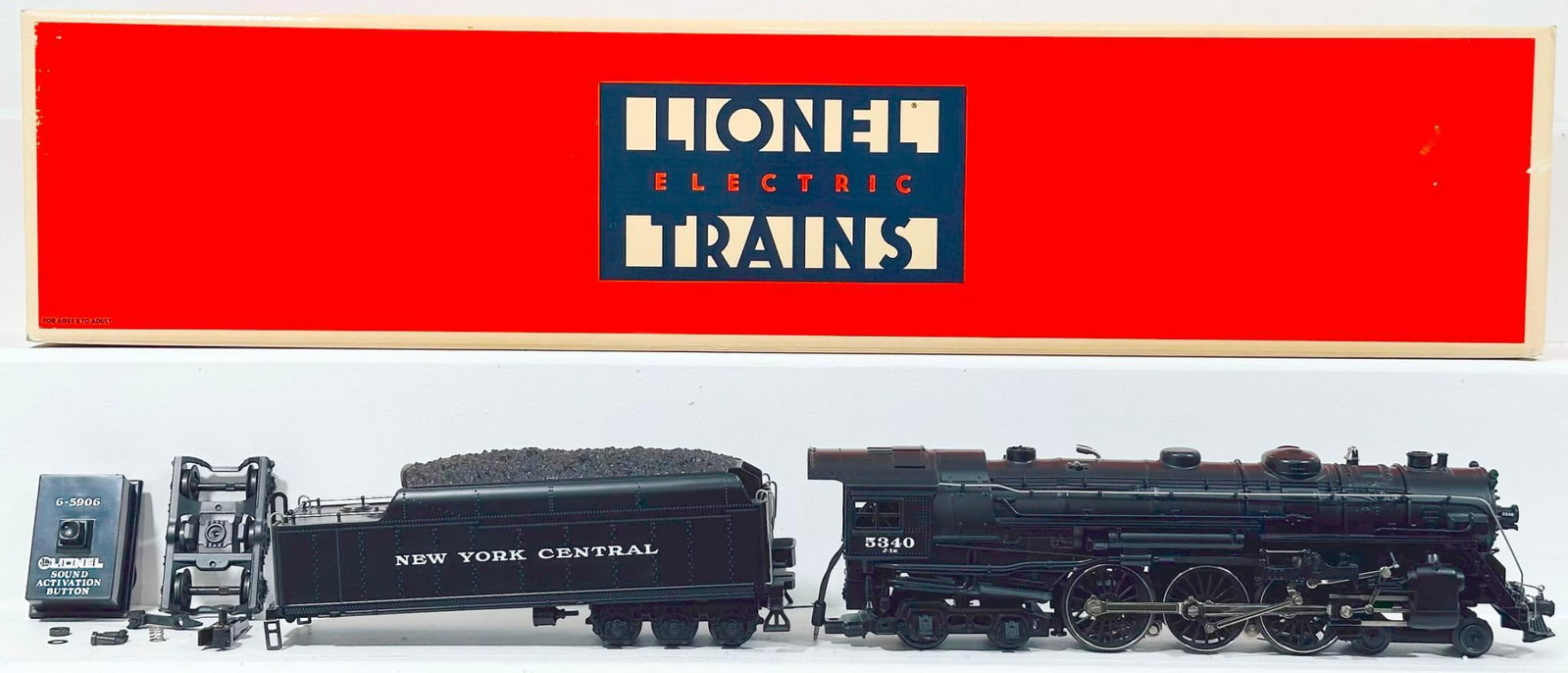 Lionel Modern O Gauge New York Central 700E 4 - 6 - 4 Hudson Locomotive and Tender Boxed (1 of 8)