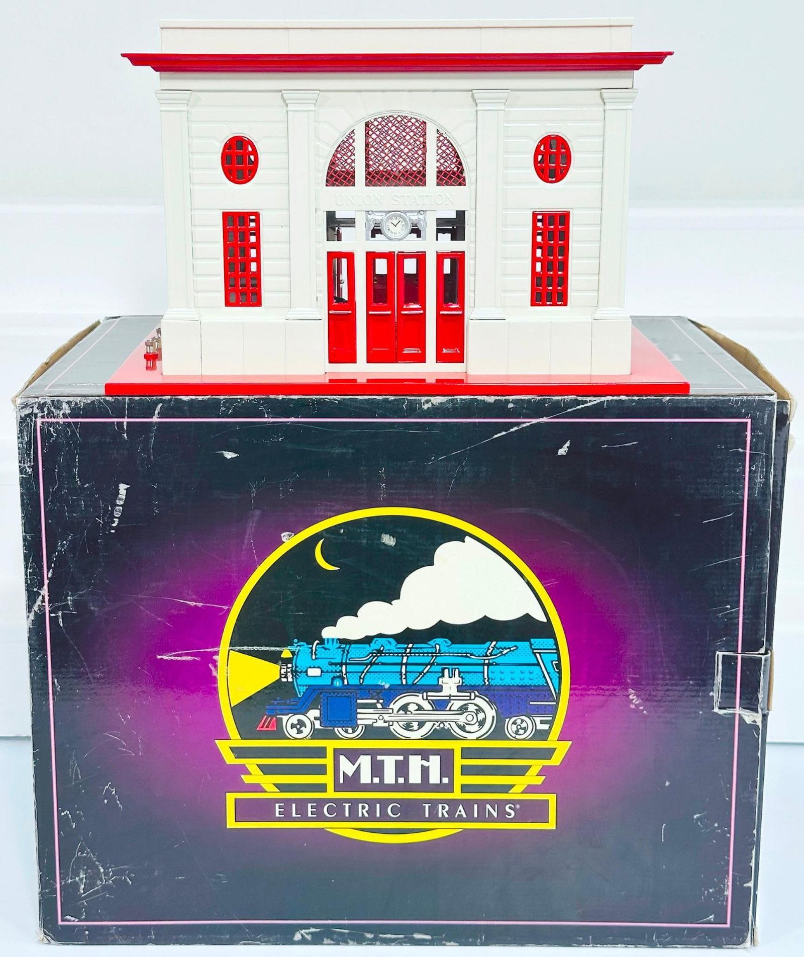 MTH Modern Tinplate Traditions Standard Gauge 115 Passenger Station red and white Boxed: MTH Modern Tinplate Traditions Standard Gauge 115 Passenger Station red and white Boxed, in C8 or better and with its original box.