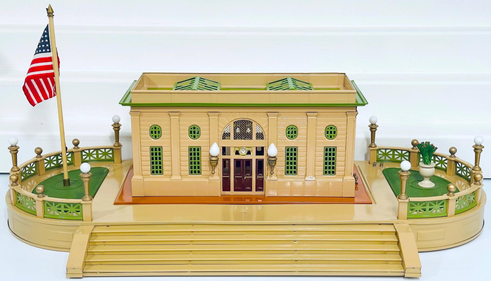 Lionel Modern Standard Gauge 129 Terrace and 115 Passenger Station (1 of 4)