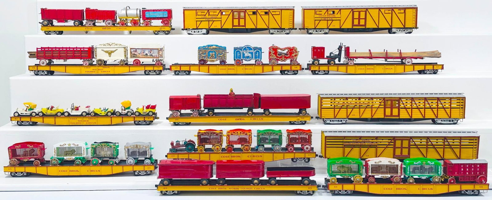 Unknown Manufacturer Modern O Gauge Fourteen (14) Assorted Wood Circus Cars: Unknown Manufacturer Modern O Gauge Fourteen (14) Assorted Wood Circus Cars, each in C7 overall condition. This is a beautiful and sunning circus set.