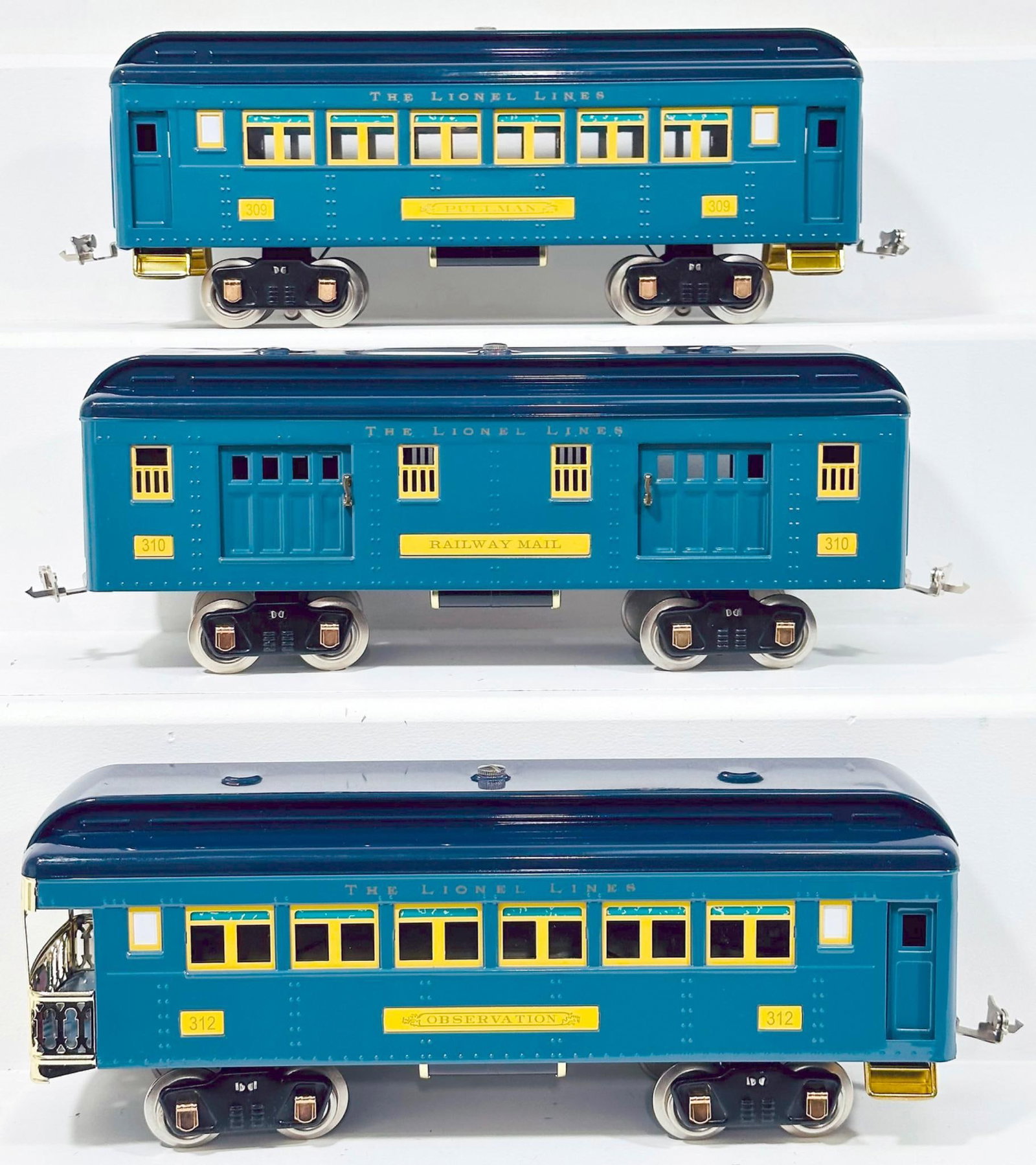 Lionel Modern Standard Gauge 309 - 310 - 312 Two-tone Blue Passenger Cars (1 of 6)