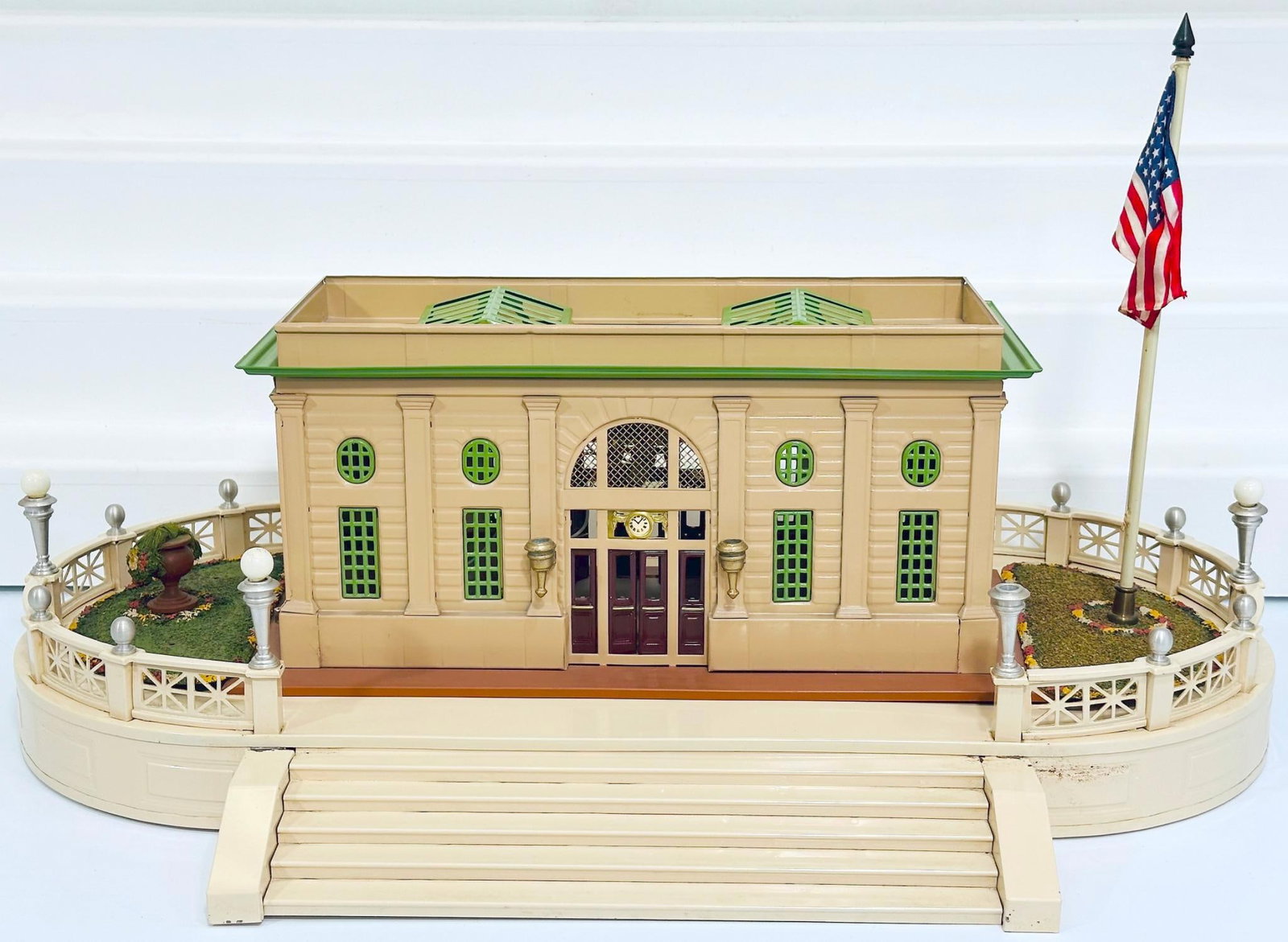Lionel Modern Standard Gauge 129 Terrace and 116 Station (1 of 8)