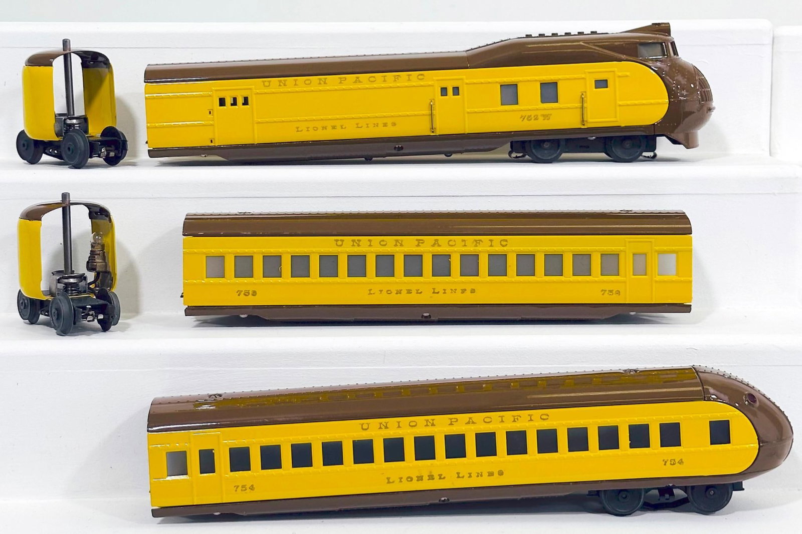 Lionel Prewar O Gauge Union Pacific 752W - 753 - 754 Streamliner Cars with two: (2) Vestibules Lionel Prewar O Gauge Union Pacific 752W - 753 - 754 Streamliner Cars with two (2) Vestibules, repainted to appear C7.