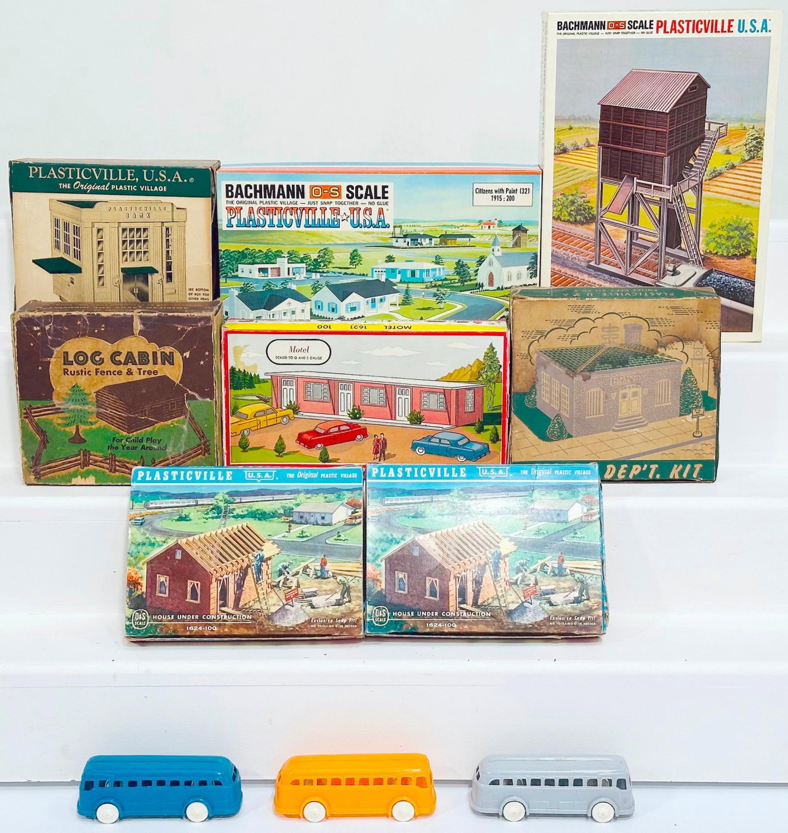 Bachmann/Plasticville Postwar and Modern O Gauge Eight (8) Assorted Kits Boxed and Plastic Bases: Bachmann/Plasticville Postwar and Modern O Gauge Eight (8) Assorted Kits Boxed and Plastic Bases, each in C8 or better.