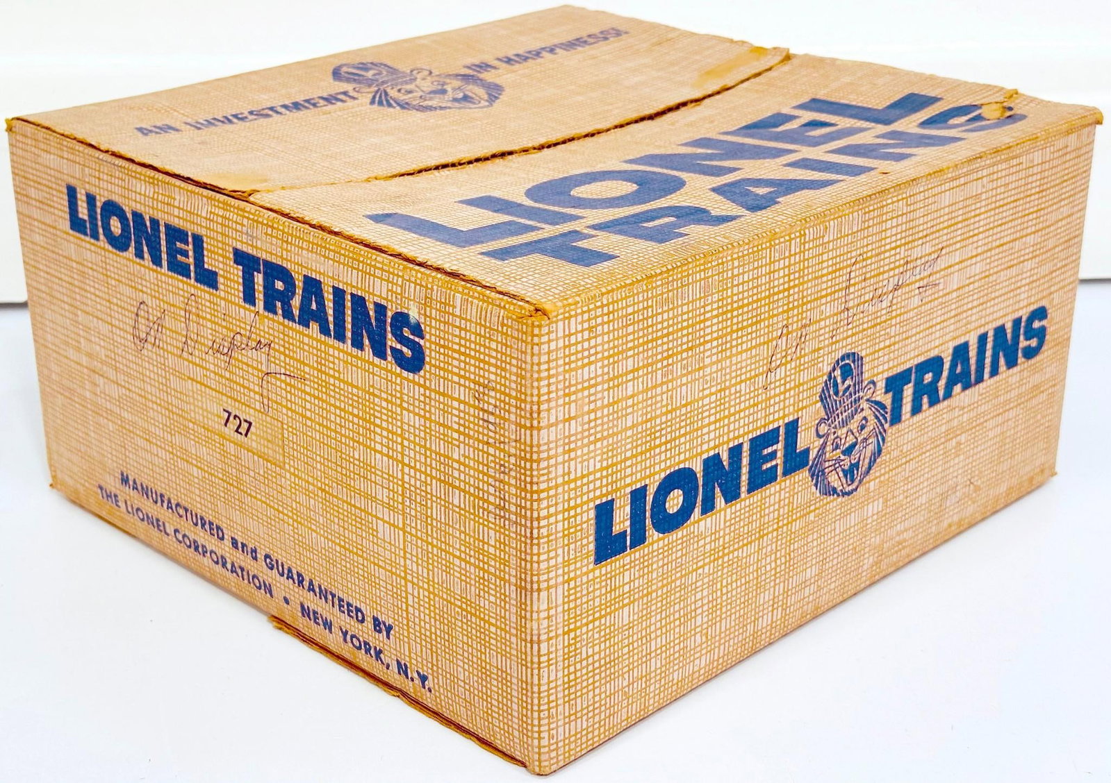 Lionel Postwar O Gauge Outfit No. 727 original Set Box only from 1957: Lionel Postwar O Gauge Outfit No. 727 original Set Box only from 1957, showing light wear and some handwriting on the side. This Lot is for the original Set Box only and no toy train contents.