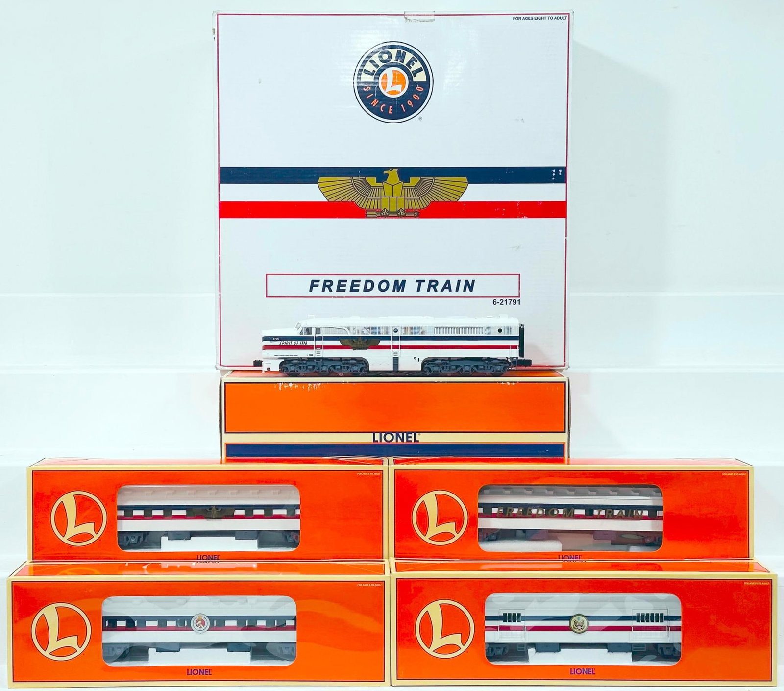 Lionel Modern O Gauge Freedom Train Boxed: Lionel Modern O Gauge Freedom Train Boxed, in C7 plus or better, given that the roofs are dirty and have glue residue.