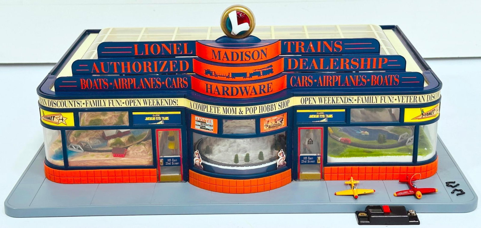 Lionel Modern O Gauge Madison Hardware Store (1 of 5)