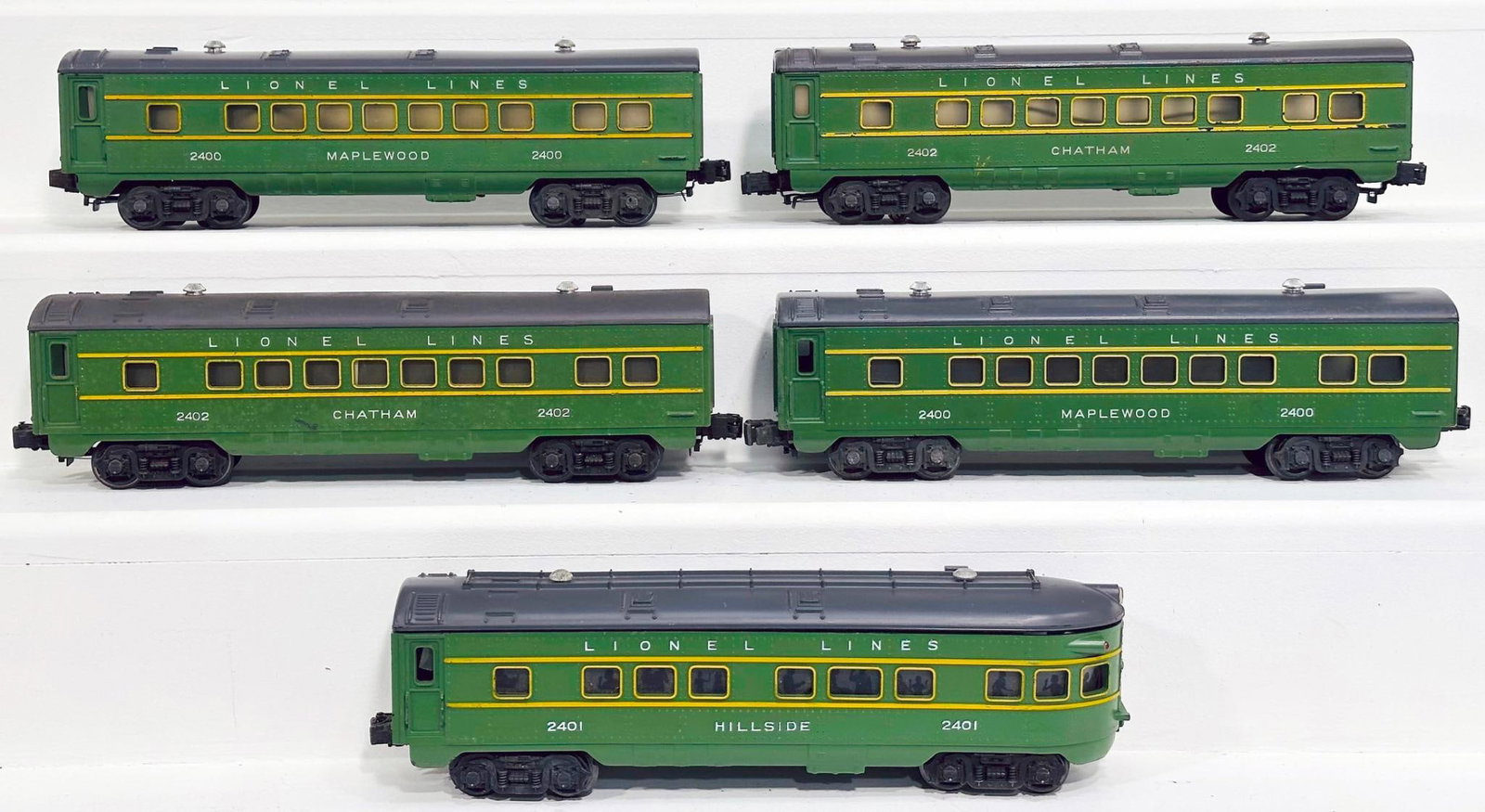 Lionel Postwar O Gauge Five (5) Assorted Green and Gray Roof Passenger Car: Lionel Postwar O Gauge Five (5) Assorted Green and Gray Roof Passenger Cars, including 2400 in C7, 2400 in C7, 2402 in C6 plus, 2401 in C7 and 2402 in C7 minus.