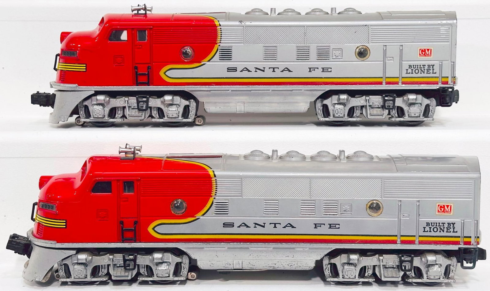 Lionel Postwar O Gauge 2333 Santa Fe Powered Diesel Unit and 2333 Santa Fe Nonpowered Diesel Unit (1 of 6)