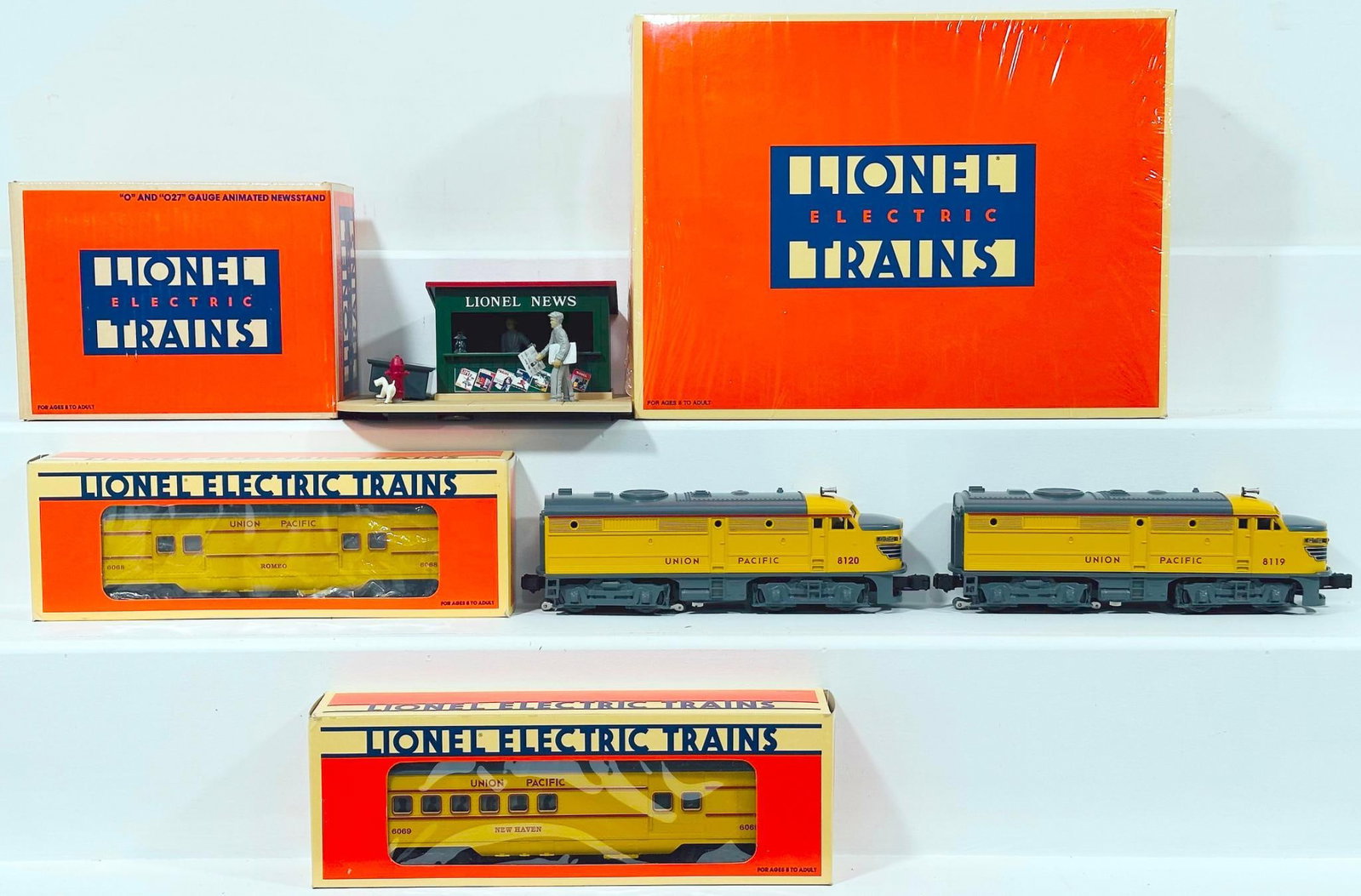 Lionel Modern O Gauge Union Pacific FA - 2 Alco A - A Diesel Units - UP Baggage Car and UP Combo Car (1 of 11)