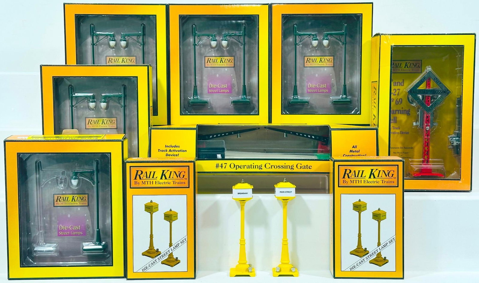 MTH Modern O Gauge Assorted Street Lamps, Warning Bell and Operating Crossing Gate Boxed (1 of 7)
