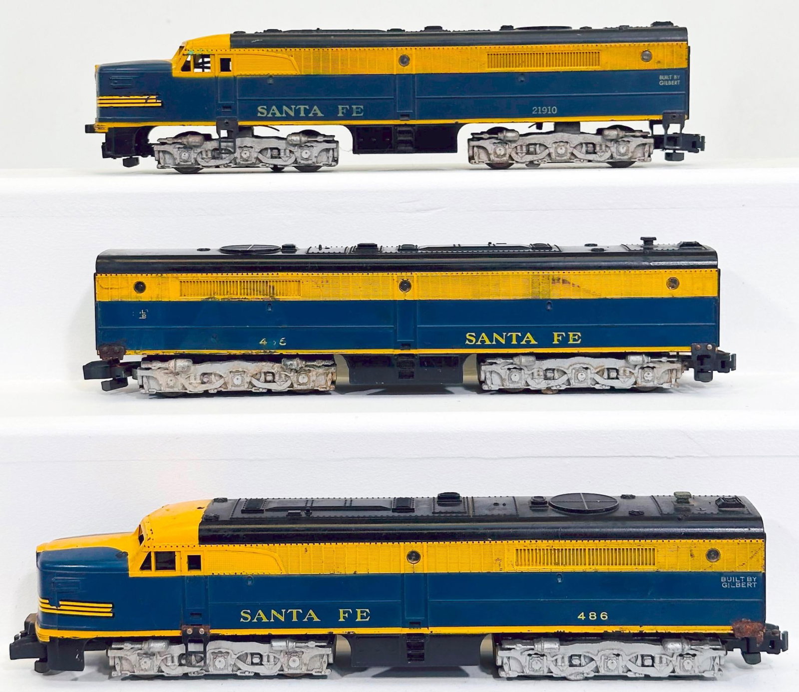 American Flyer Postwar S Gauge 486 - 485 - 21910 Santa Fe blue and yellow Alco Diesel Units (1 of 6)