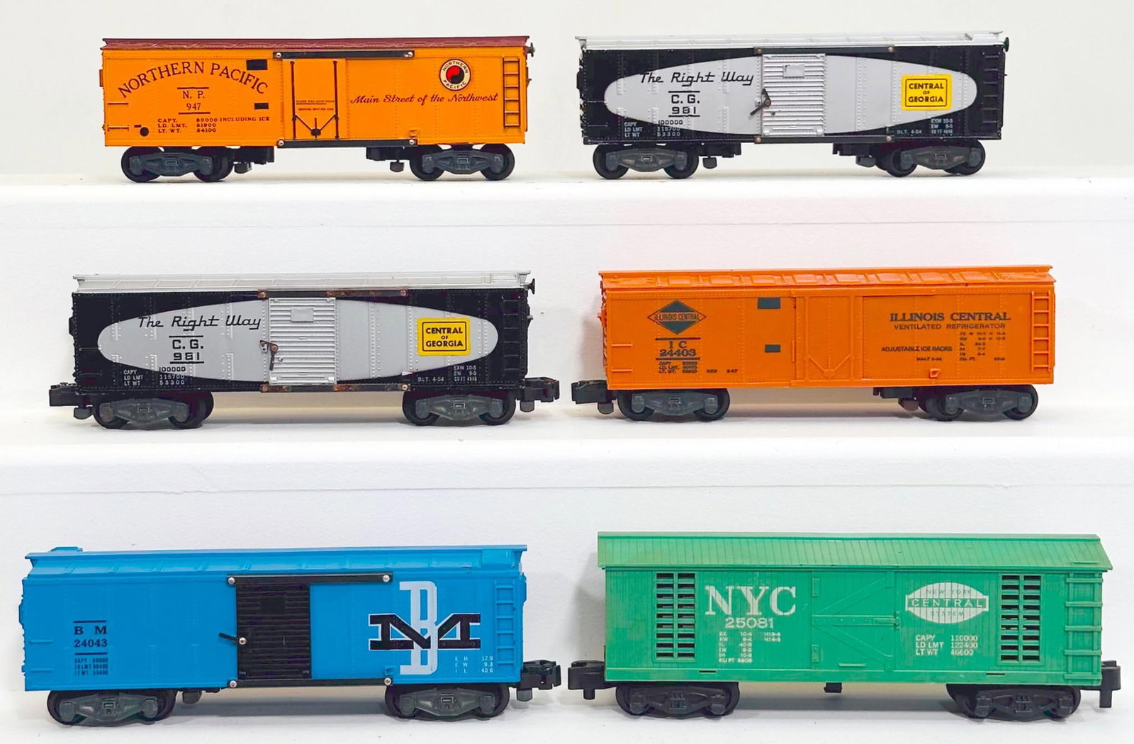 American Flyer Postwar S Gauge Six (6) Assorted Freight Cars: American Flyer Postwar S Gauge Six (6) Assorted Freight Cars, including 24403 in C7 plus, 981 Central of Georgia in C7 minus because of rust on door guides, 947 in C7 plus, 981 in C7 plus, 25081 in C7