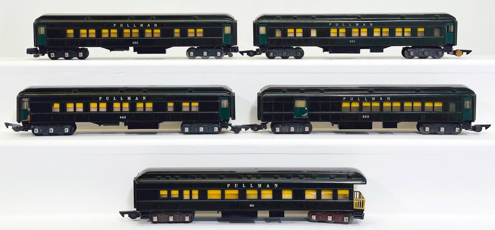 American Flyer Postwar S Gauge 652 - 652 - 652 - 653 - 654 dark green 6 Wheel Heavyweight Passenger: American Flyer Postwar S Gauge 652 - 652 - 652 - 653 - 654 dark green 6 Wheel Heavyweight Passenger Cars, with the 653 and 652, each in C6 plus to C7 minus, and the other 652, 652 and 654, each in C7