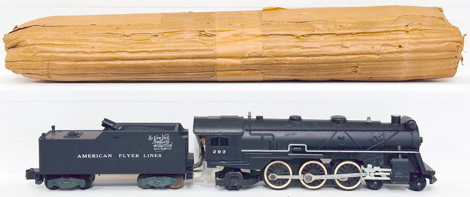 American Flyer Postwar S Gauge 293 New York New Haven Harford Locomotive and Tender with original: American Flyer Postwar S Gauge 293 New York New Haven Harford Locomotive and Tender with original wrap, in C8 and with its original instructions, coupler protectors and original wrap.