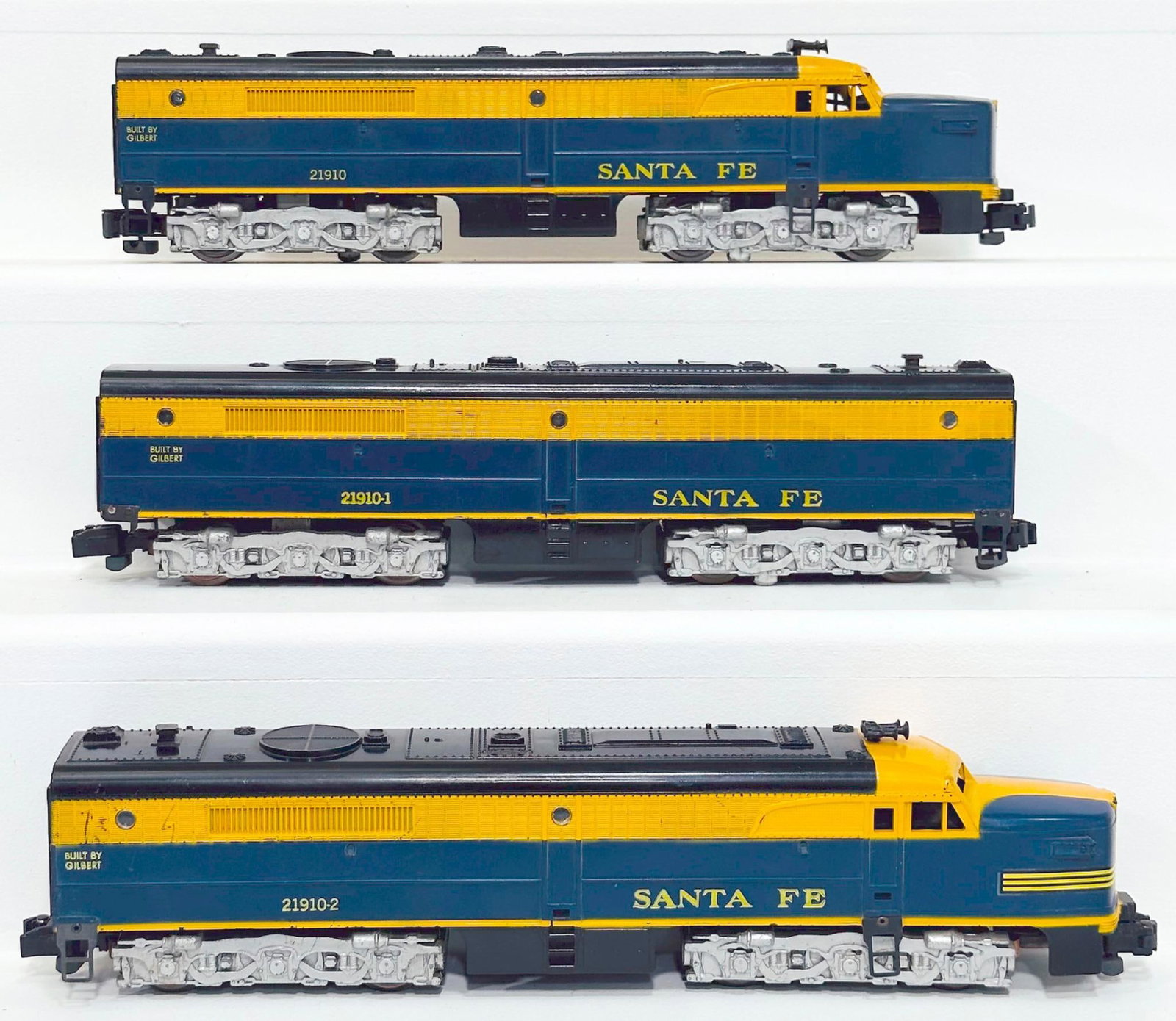 American Flyer Postwar S Gauge 21910/ 21910 - 1 /21910 - 2 Santa Fe yellow and blue A - B - A Alco D: American Flyer Postwar S Gauge 21910/ 21910 - 1 /21910 - 2 Santa Fe yellow and blue A - B - A Alco Diesel Units, with 21910 in C7, the 21910 - 1 in C7 to C7 plus and the 21910 - 2 in C7 or better.