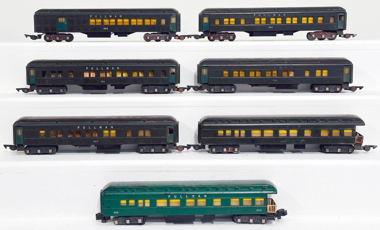 American Flyer Postwar S Gauge 654 Green Pullman and Six (6) Assorted Dark Green 612 Passenger Cars: American Flyer Postwar S Gauge 654 Green Pullman and Six (6) Assorted Dark Green Passenger Cars, with the 654 in C5 because of paint flaking. This Lot also includes 652, 654, 652, 652, 652 and 653 6 W