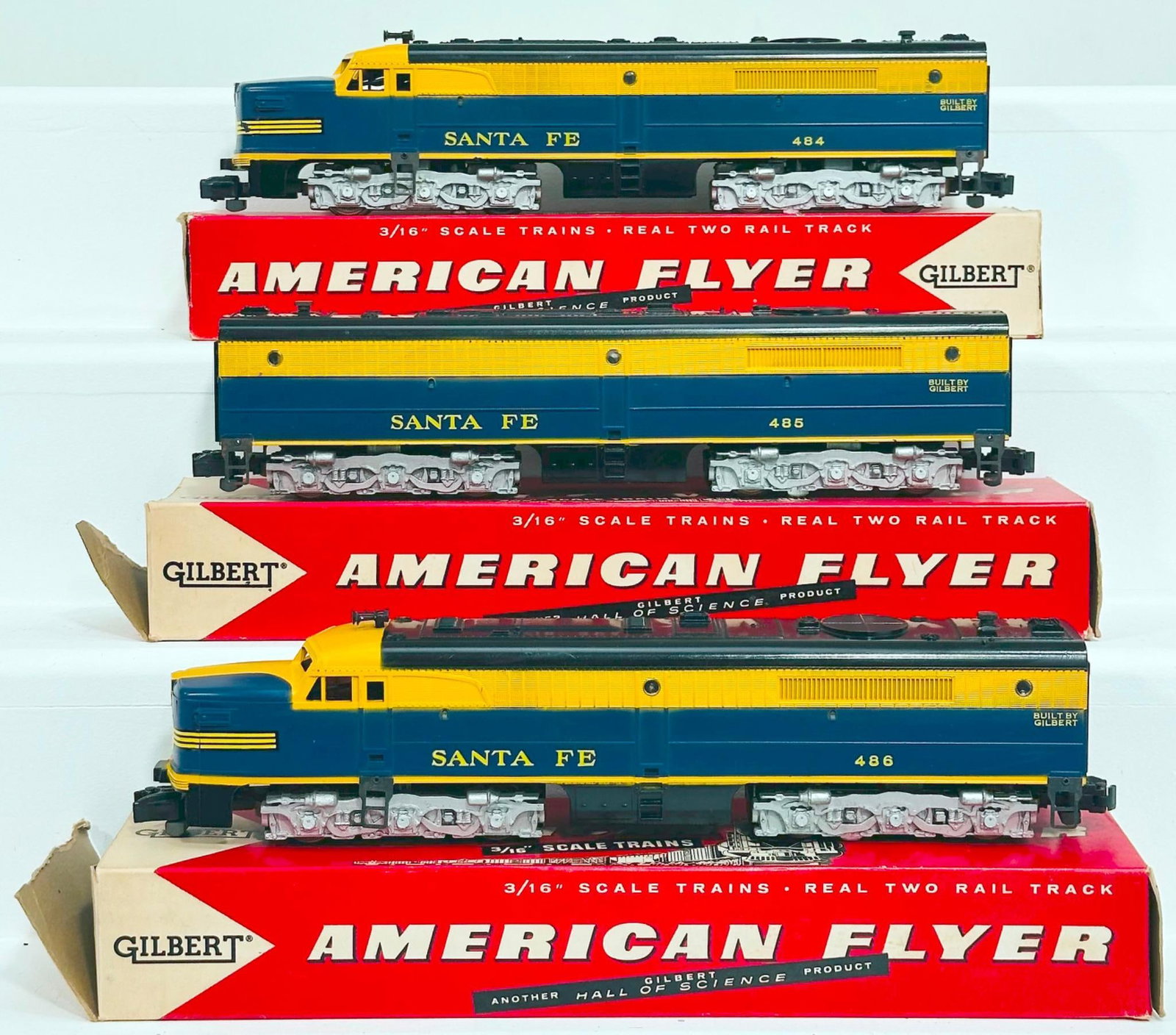 American Flyer Postwar S Gauge 484 - 485 - 486 Santa Fe blue and yellow A - B - A Diesel Units Boxed: American Flyer Postwar S Gauge 484 - 485 - 486 Santa Fe blue and yellow A - B - A Diesel Units Boxed, each in C8 minus and each with its original box, with some end flap issues on some of the boxes.