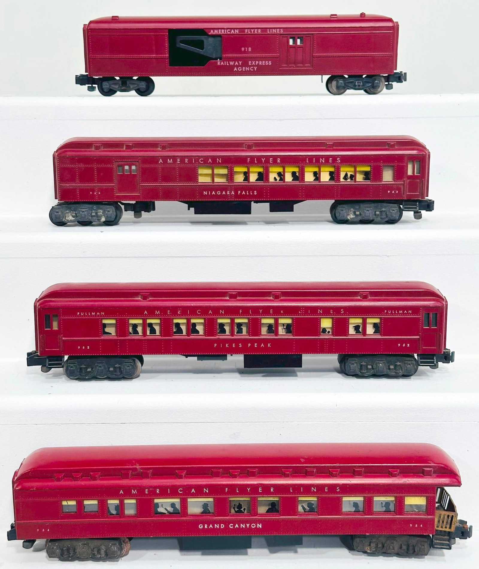 American Flyer Postwar S Gauge 952 - 953 - 954 dark red 6 Wheel Heavyweight Madison Cars with: American Flyer Postwar S Gauge 952 - 953 - 954 dark red 6 Wheel Heavyweight Madison Cars with silhouettes in the windows and 918 Mail Car, each in C7 to C7 plus.