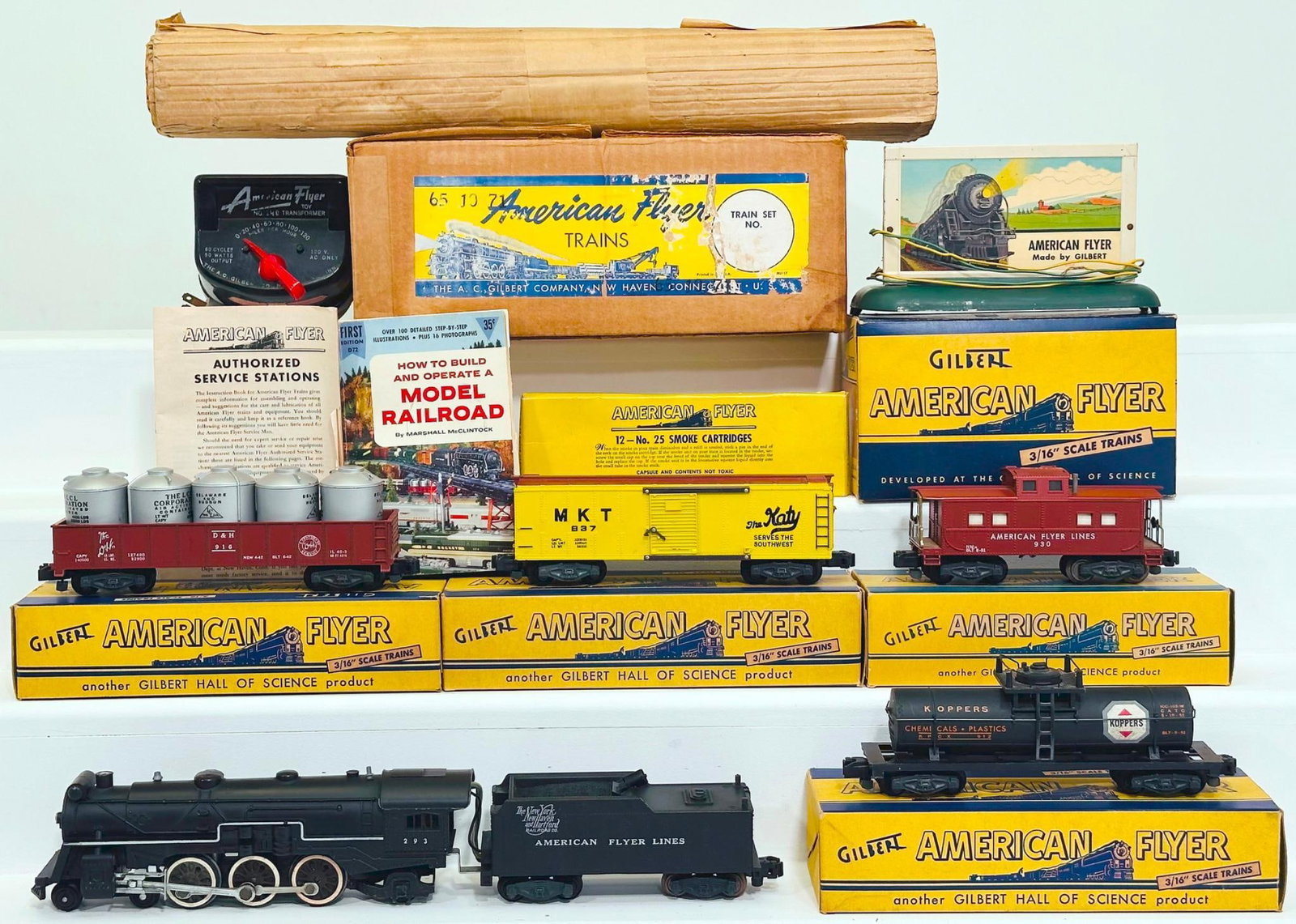 American Flyer Postwar S Gauge Outfit No. 5525 TBW (?) The New Meteor Freight Set from 1955 Boxed: American Flyer Postwar S Gauge Outfit No. 5525 TBW (?) The New Meteor Freight Set from 1955 Boxed, including 293 Locomotive and Tender, 912, 916, 930 and 937, each in C8 minus or better and each with 
