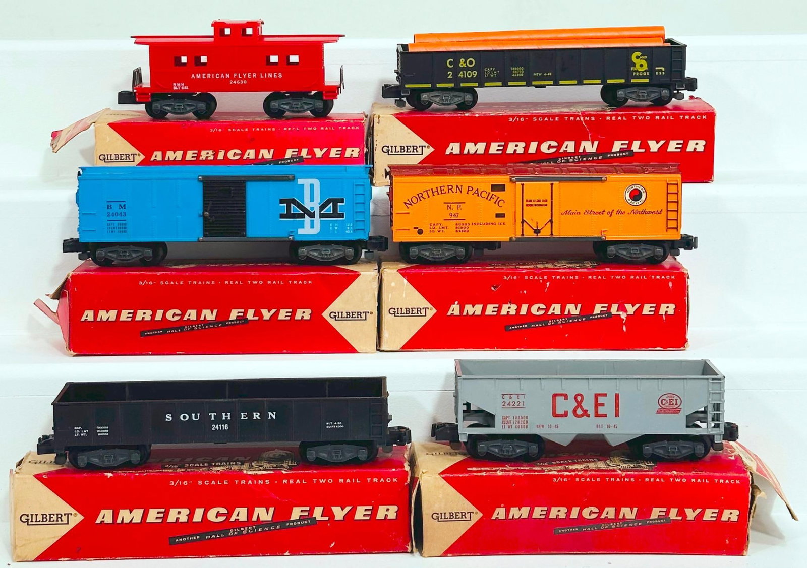 American Flyer Postwar S Gauge 24043 - 24116 - 24109 with pipe load - 947 - 24221 - 24630: American Flyer Postwar S Gauge 24043 - 24116 - 24109 with pipe load - 947 - 24221 - 24630, each in C7 to C7 plus. This Lot also includes 6 original boxes, with some missing end flaps and most having d