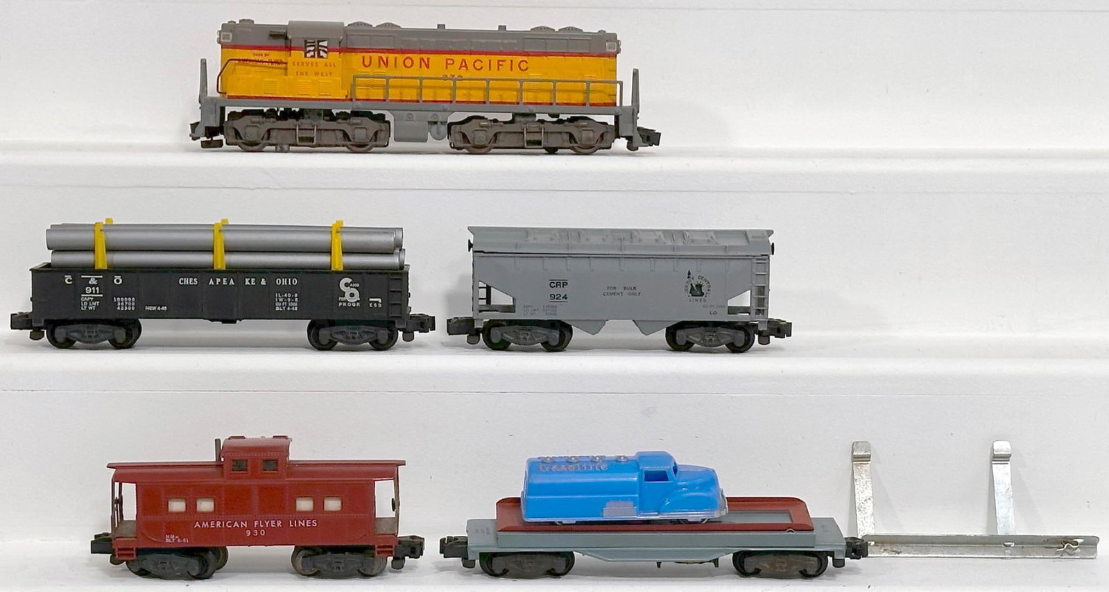 American Flyer Postwar S Gauge 372 Union Pacific Switcher and 911 with pipe load - 915 with blue: American Flyer Postwar S Gauge 372 Union Pacific Switcher and 911 with pipe load - 915 with blue gasoline truck - 924 - 930, each in C7 plus or better.