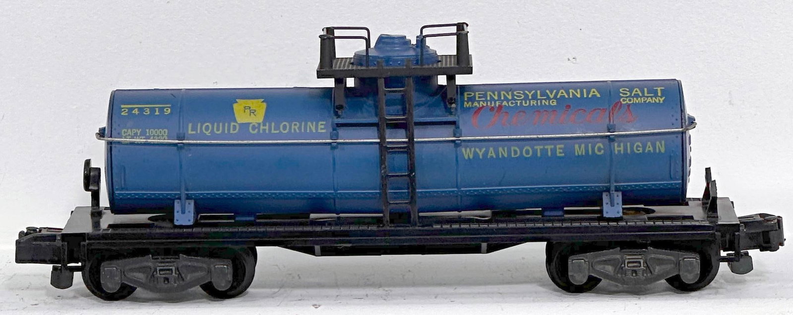 American Flyer Postwar S Gauge Pennsylvania Salt 24319 Tank Car: American Flyer Postwar S Gauge Pennsylvania Salt 24319 Tank Car, in C7 plus.