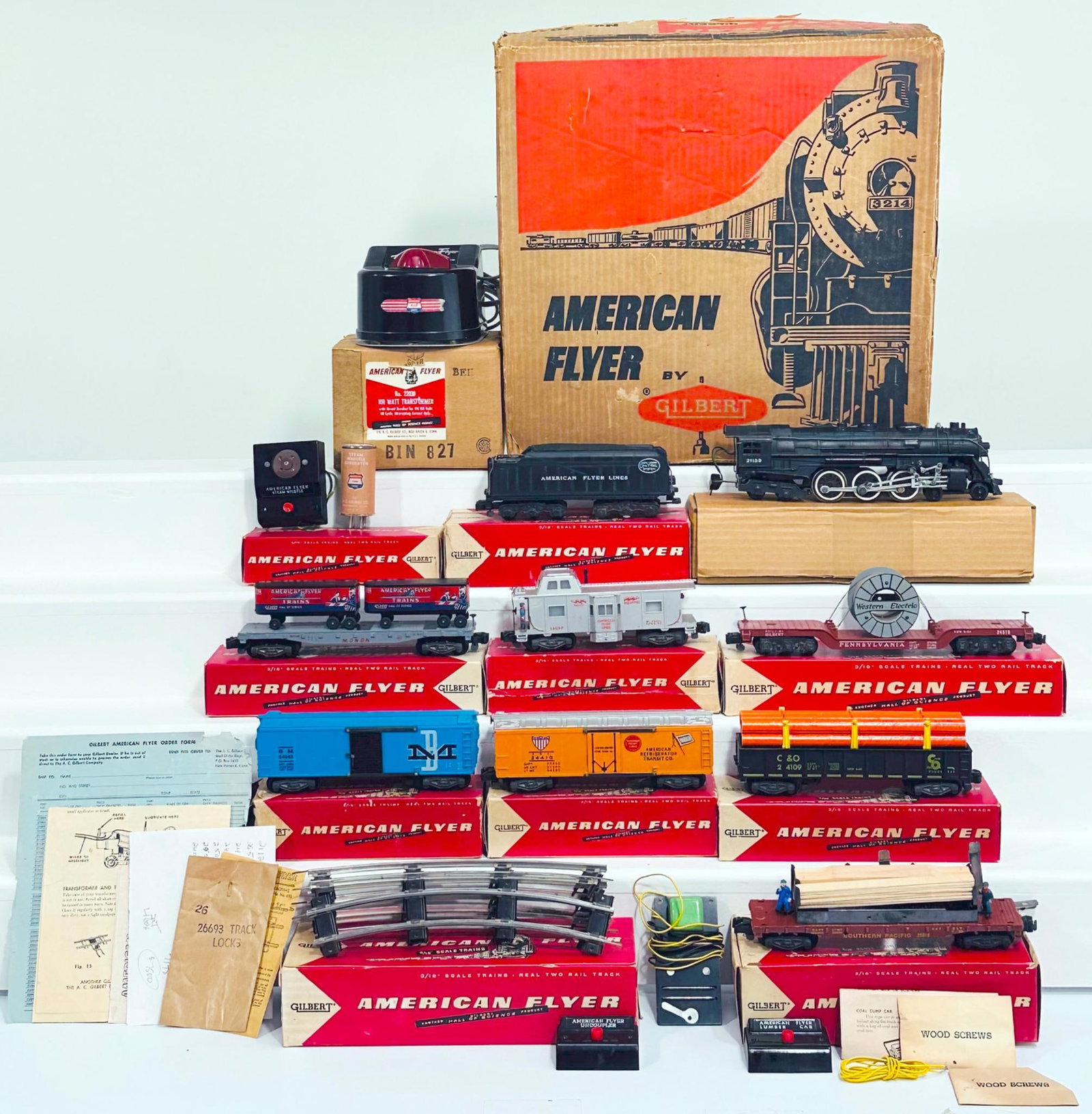 American Flyer Postwar S Gauge Outfit No. 20470 Pacemaker Set from 1958 and Set Box: American Flyer Postwar S Gauge Outfit No. 20470 Pacemaker Set from 1958, including 21129 Locomotive and Tender, 24413, 24043, 24109, 956, 25016, 24518 and 25052, each in C7 or better and each with its